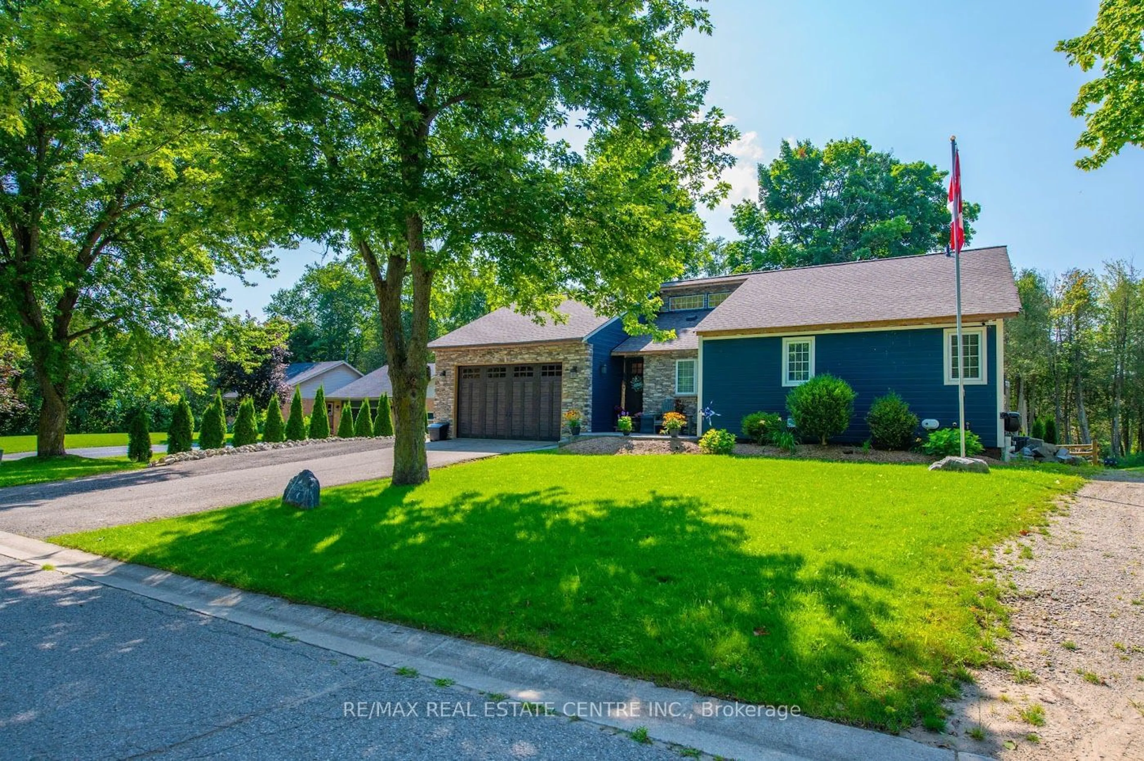 Frontside or backside of a home for 126 Maple Crt, Shelburne Ontario L0N 1S1