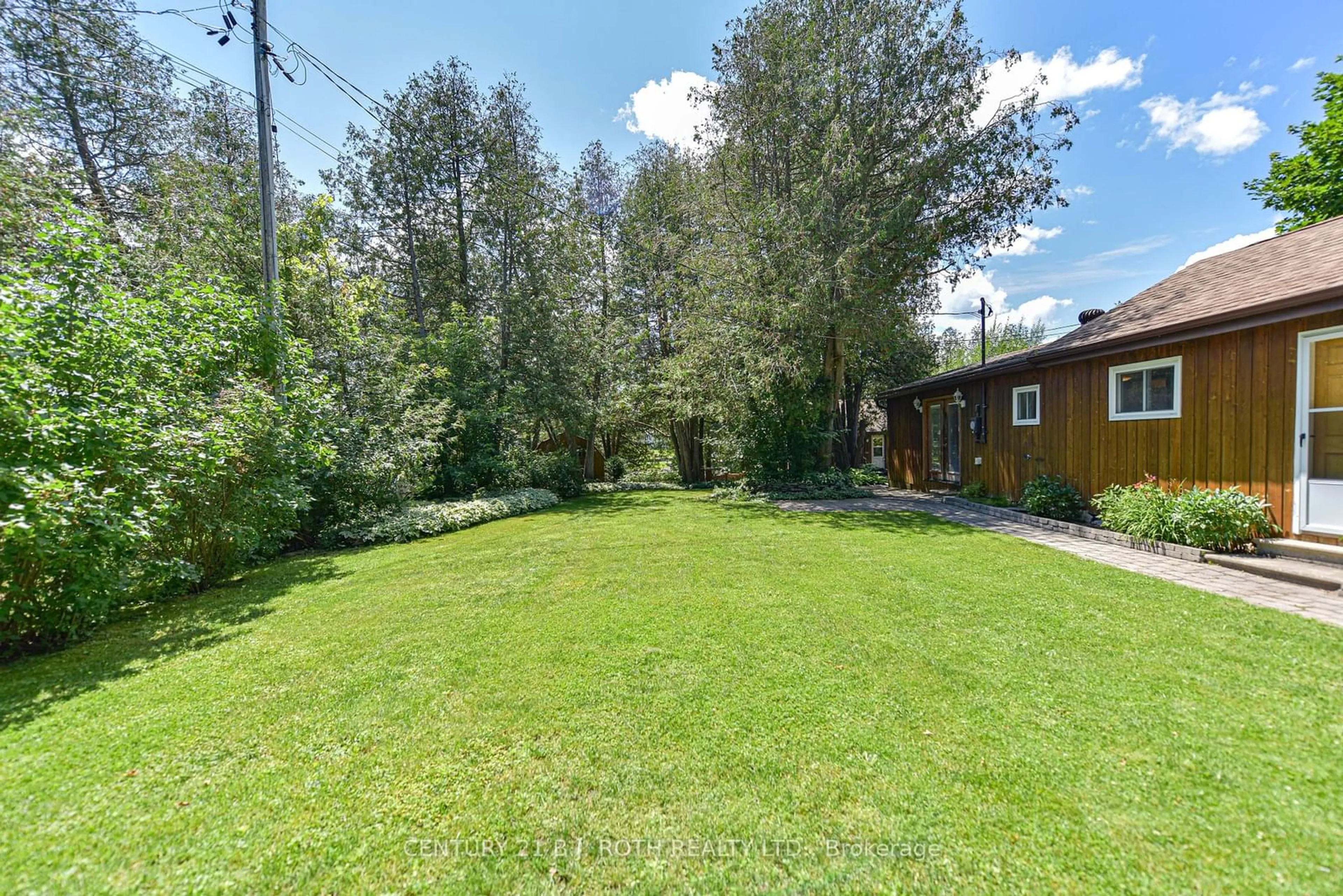 Fenced yard for 128 Francis St, Kawartha Lakes Ontario K0M 1N0