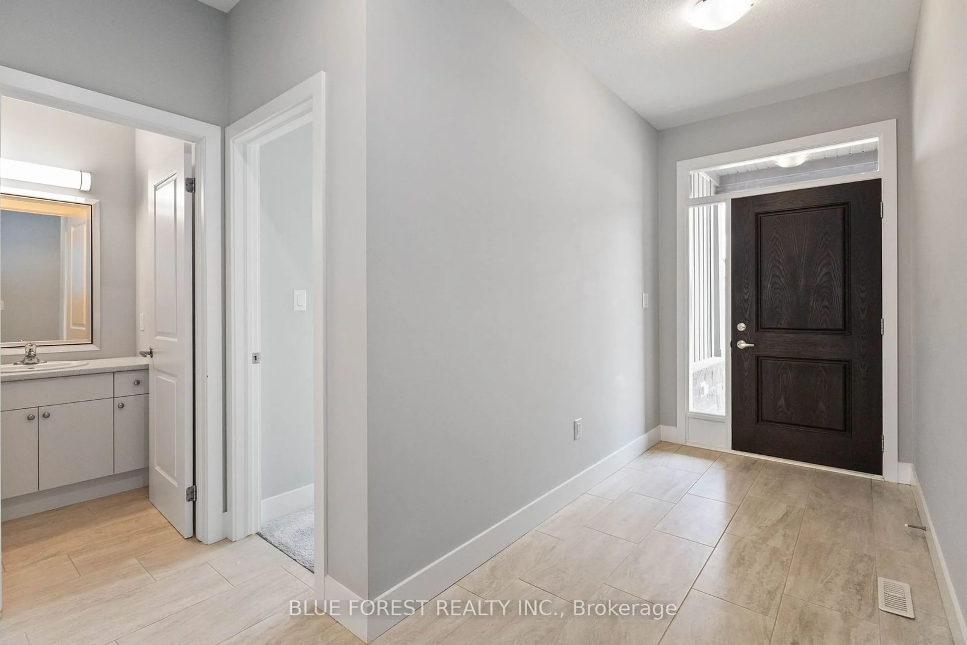 Indoor entryway for 2232 Evans Blvd, London Ontario N6M 0A1