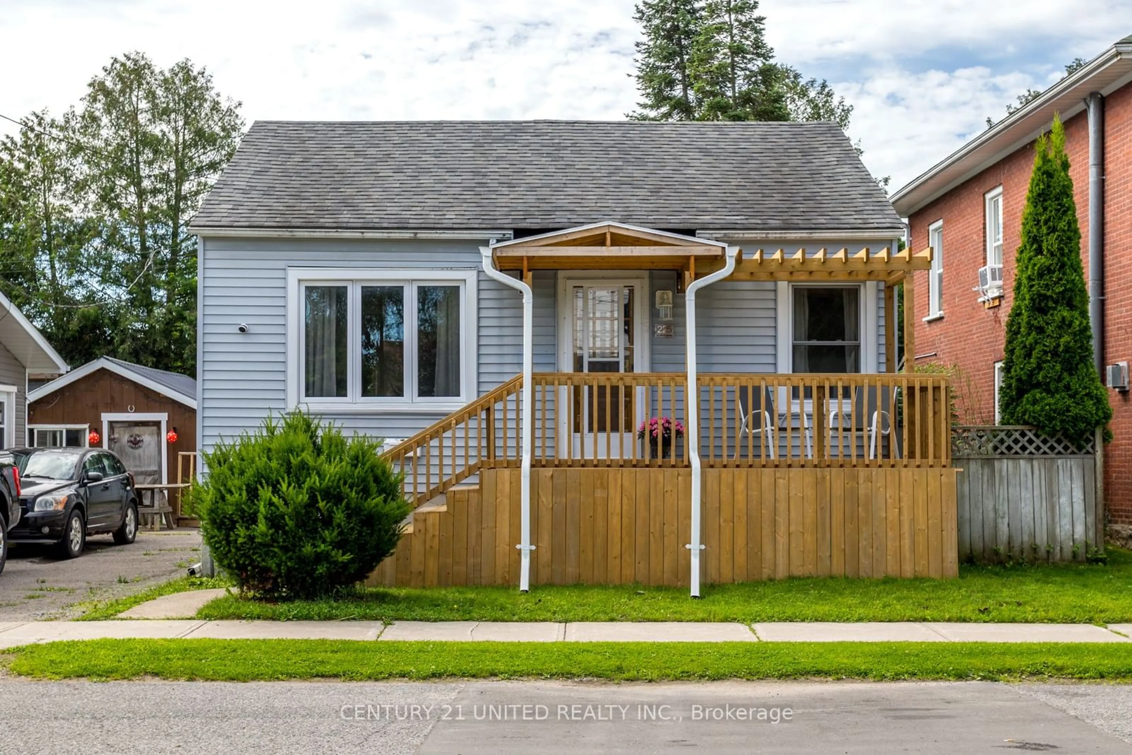 Frontside or backside of a home for 225 Woodbine Ave, Peterborough Ontario K9H 1N8