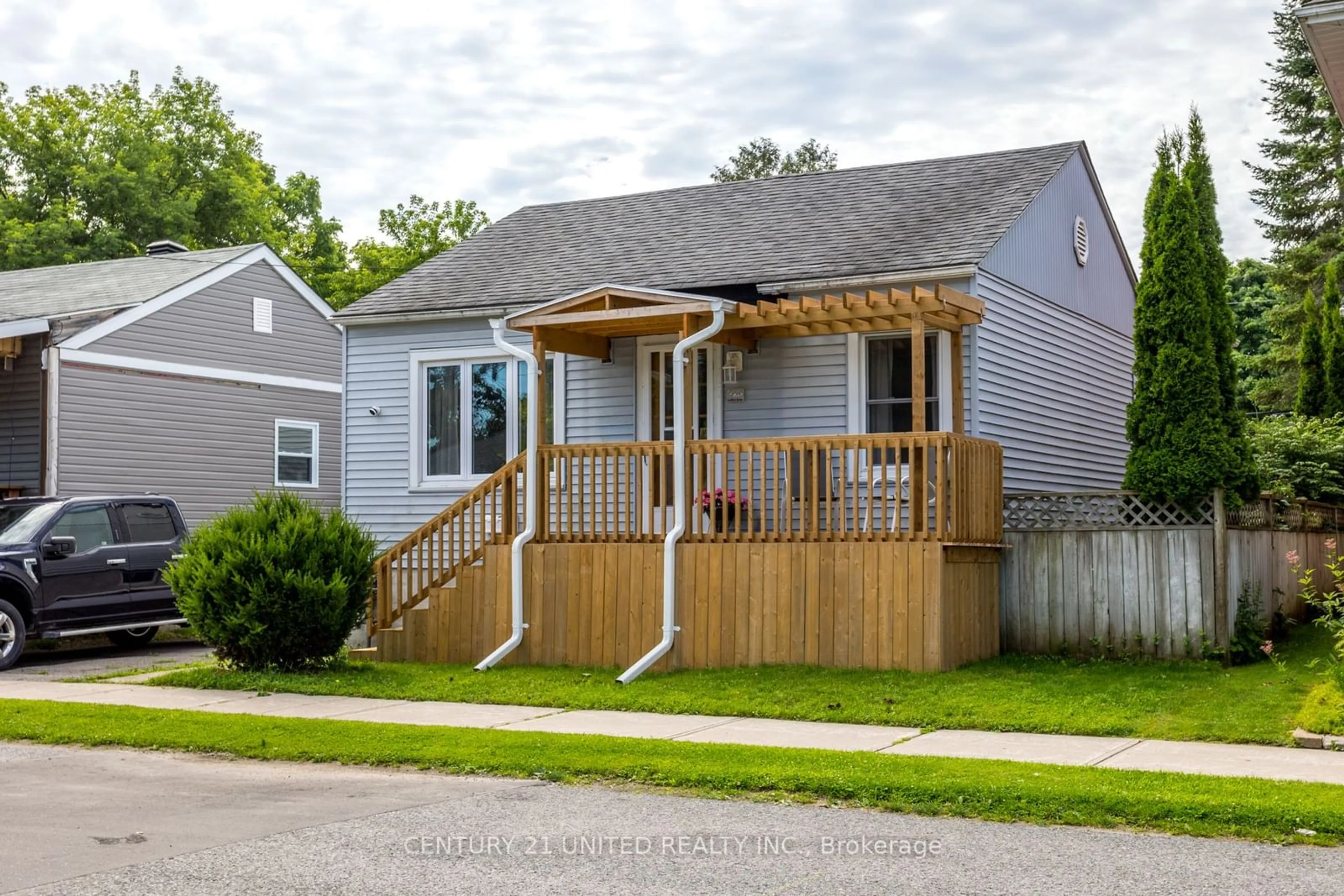 Frontside or backside of a home for 225 Woodbine Ave, Peterborough Ontario K9H 1N8