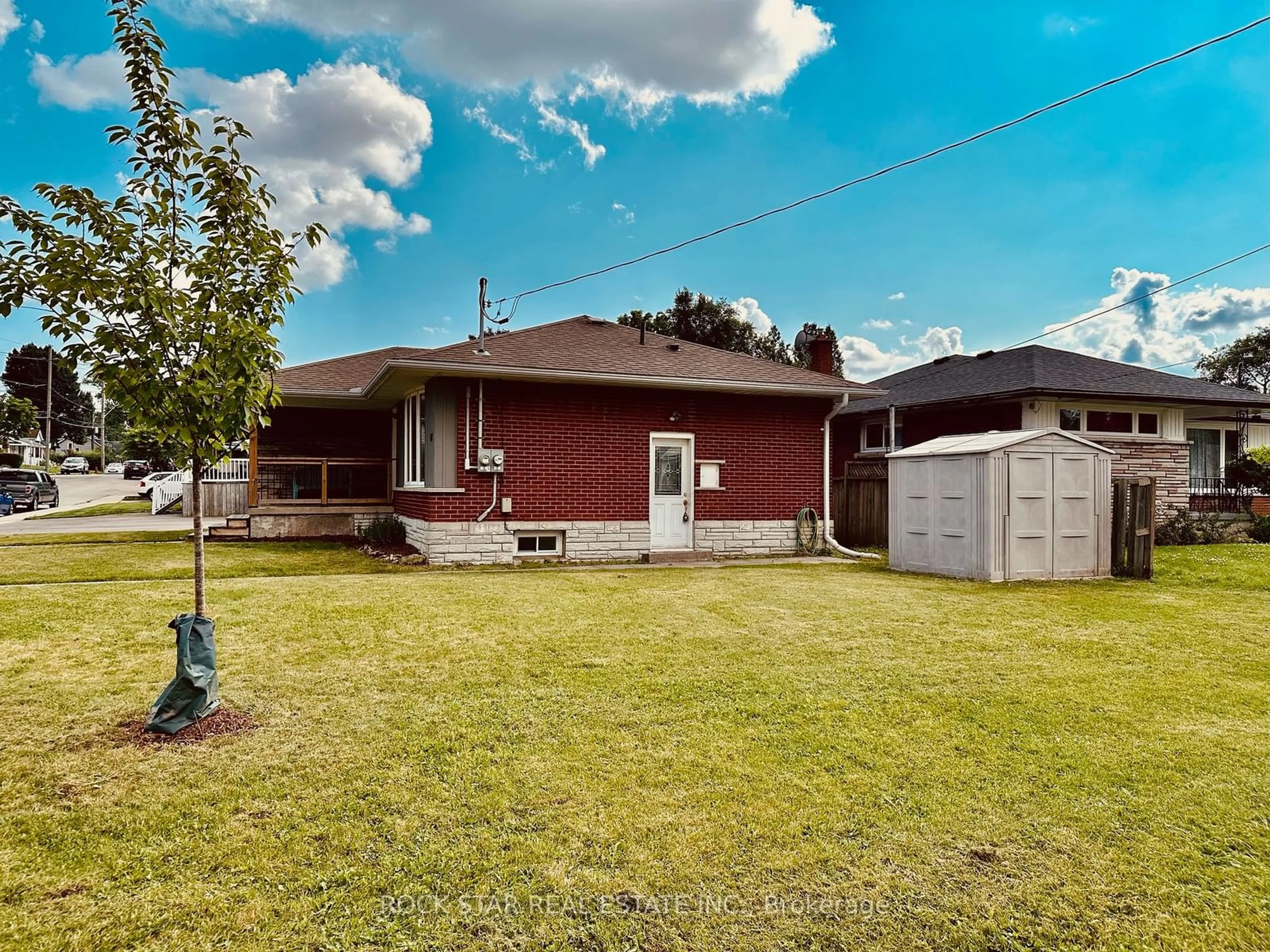 Frontside or backside of a home for 124 East 19th St, Hamilton Ontario L9A 4S3