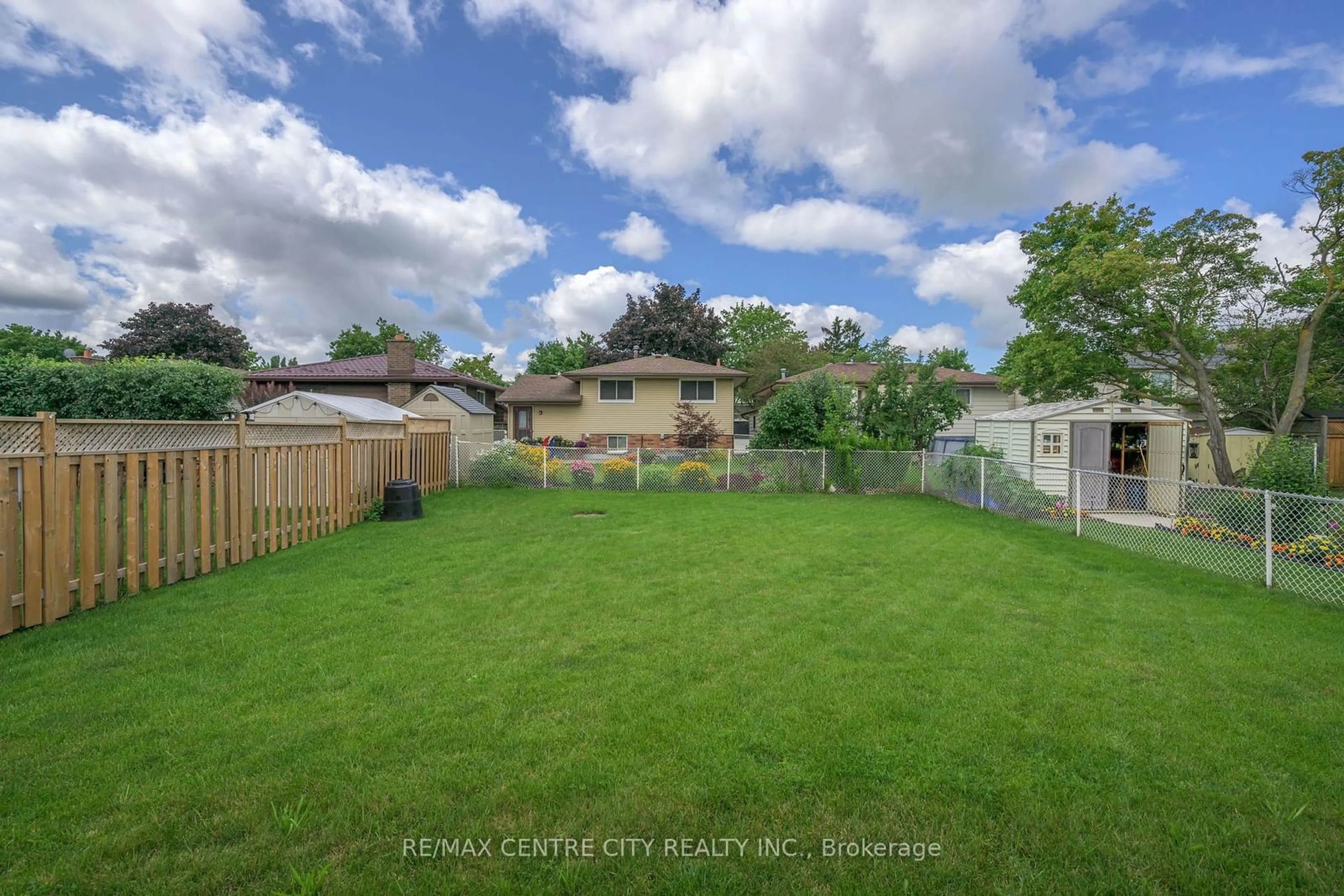 Fenced yard for 1003 Jalna Blvd, London Ontario N6E 2R2