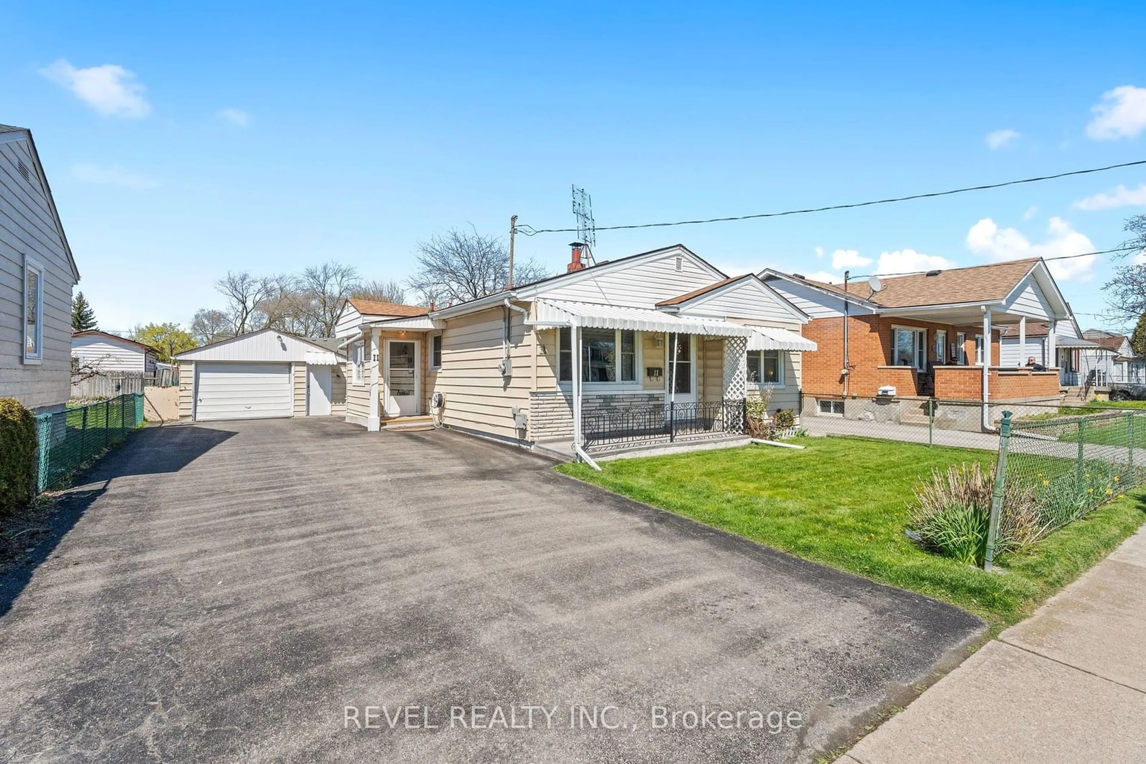 Frontside or backside of a home for 11 Parkwood Dr, St. Catharines Ontario L2P 1H1