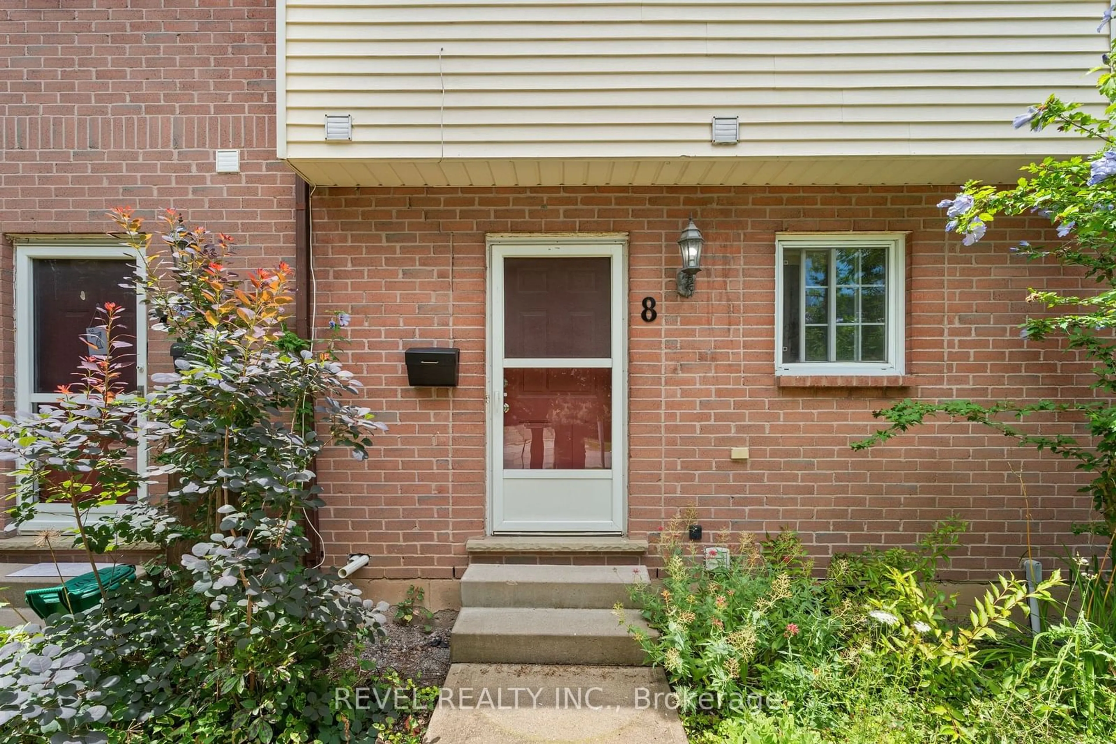 A pic from exterior of the house or condo for 102 SILVAN Dr #8, Welland Ontario L3C 6C3