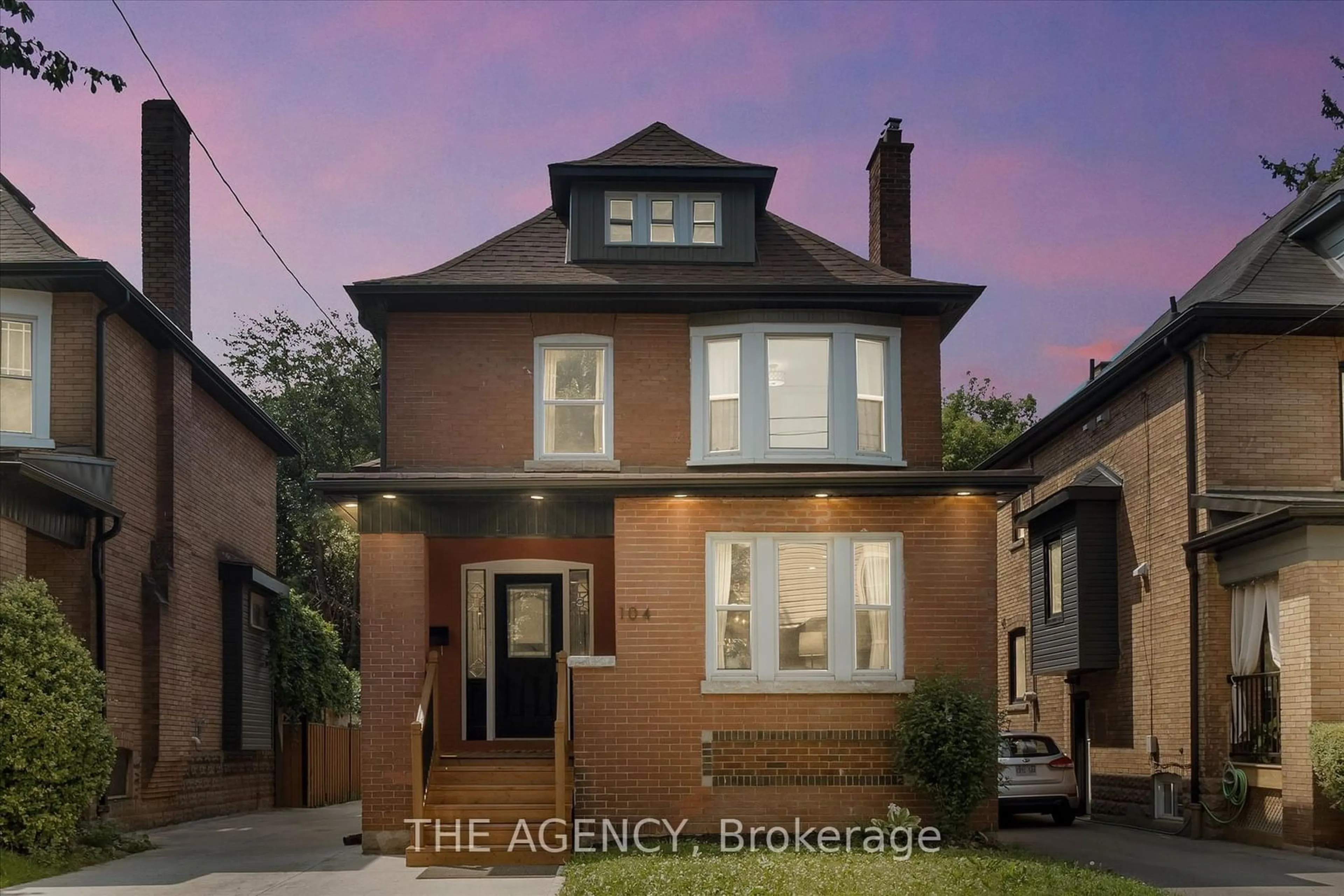 Frontside or backside of a home for 104 Fairholt Rd, Hamilton Ontario L8M 2T7