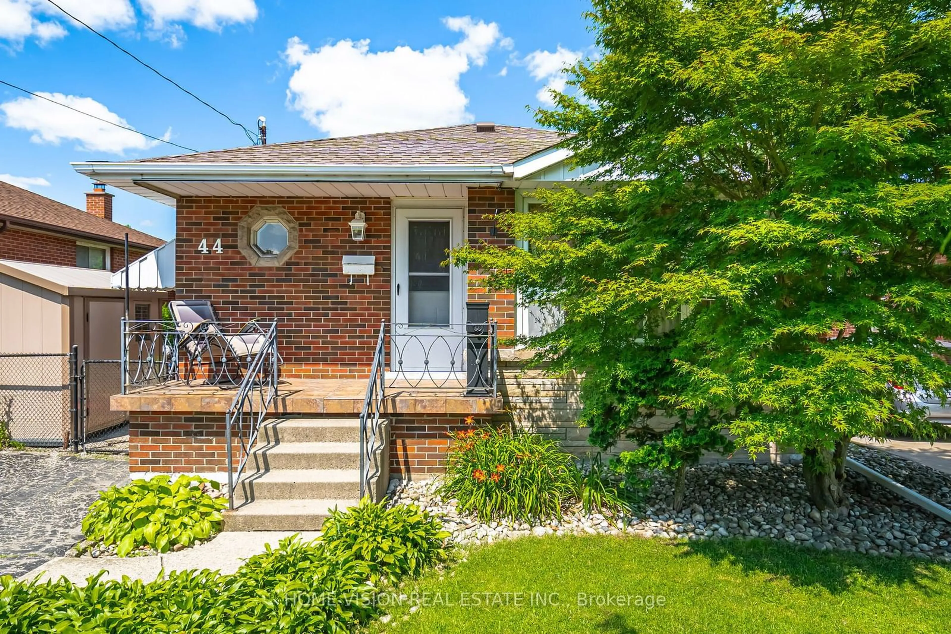 Home with brick exterior material for 44 Clarendon Ave, Hamilton Ontario L9A 3A1