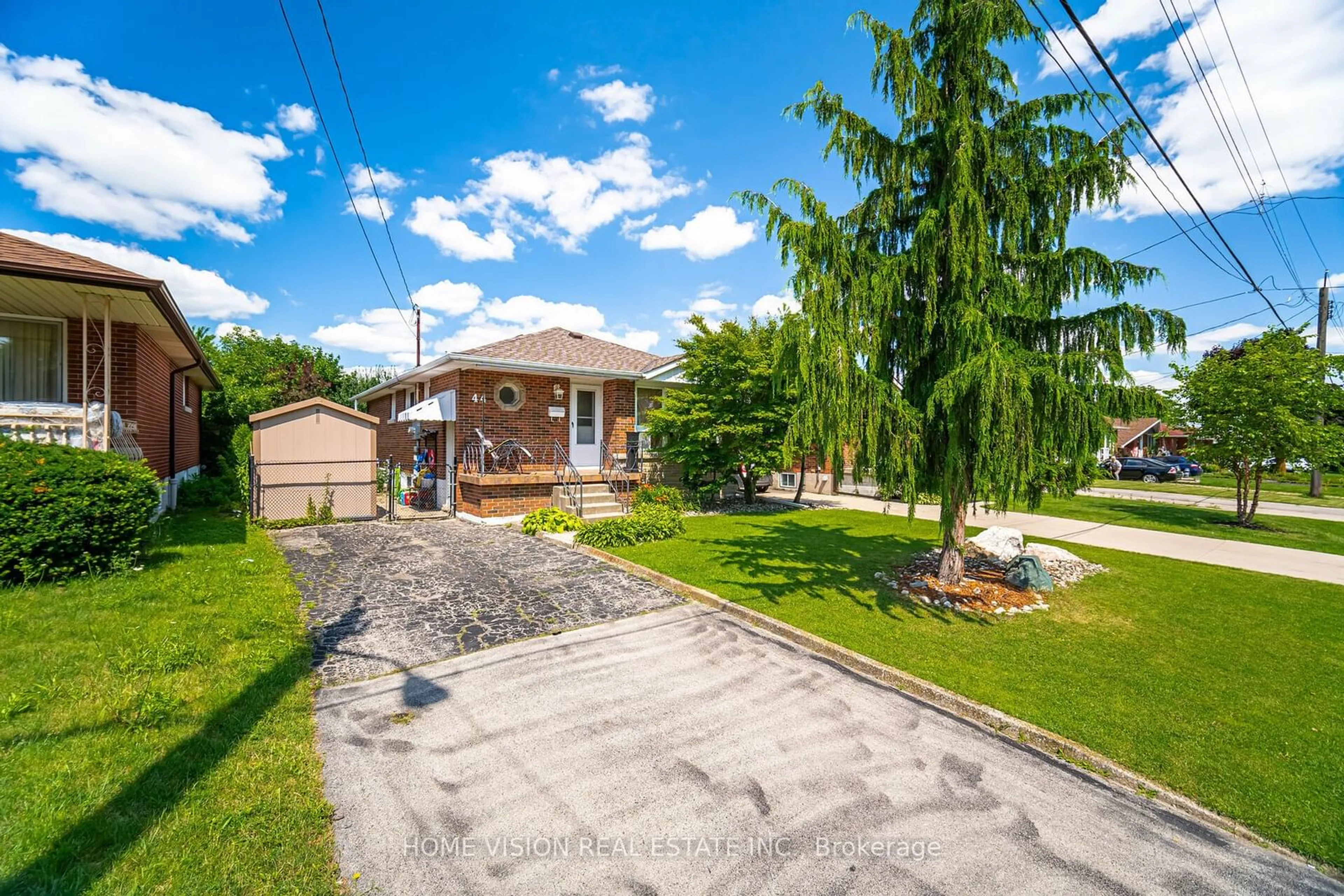 Frontside or backside of a home for 44 Clarendon Ave, Hamilton Ontario L9A 3A1