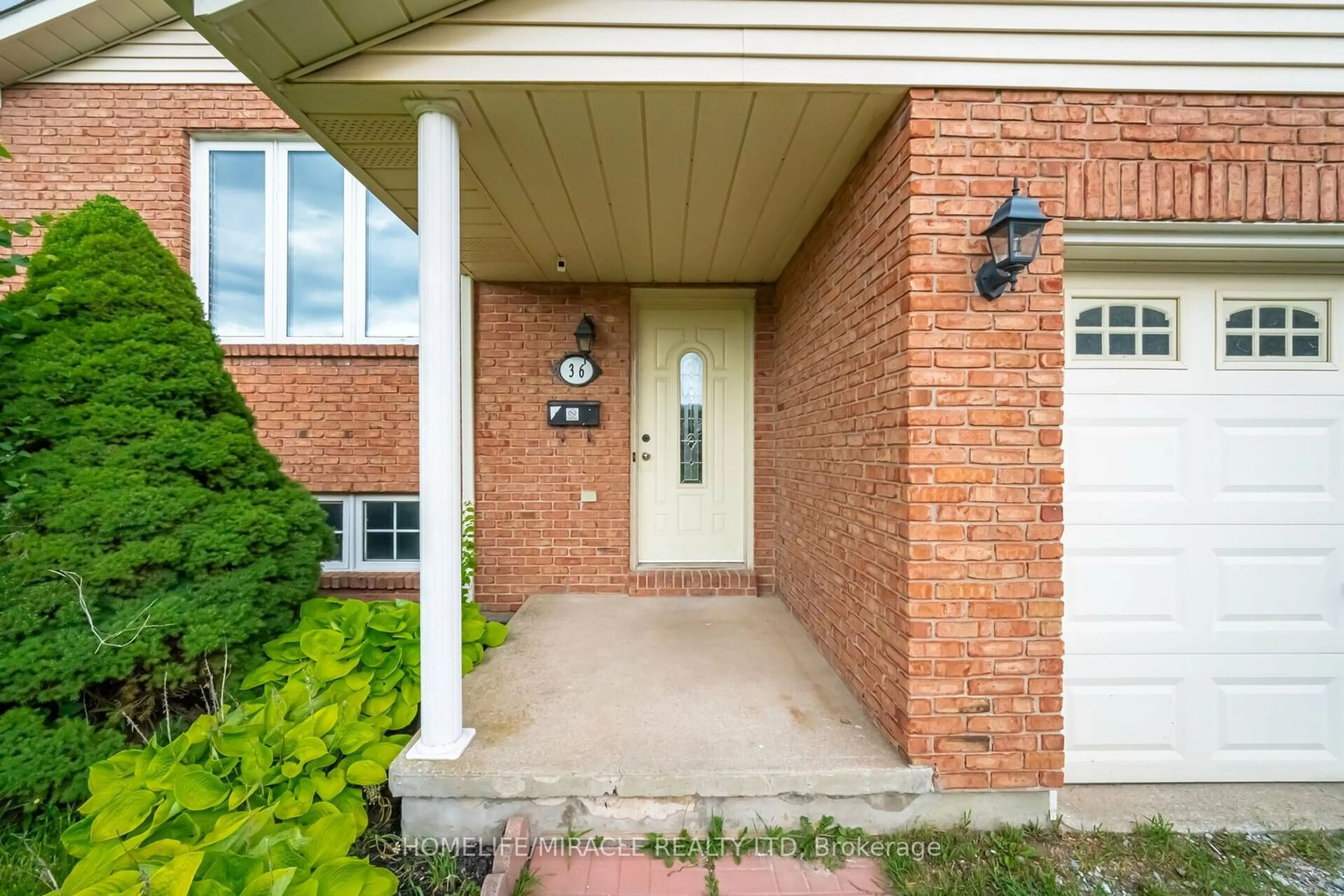 Indoor entryway for 36 Poplar Cres, Welland Ontario L3C 6W2