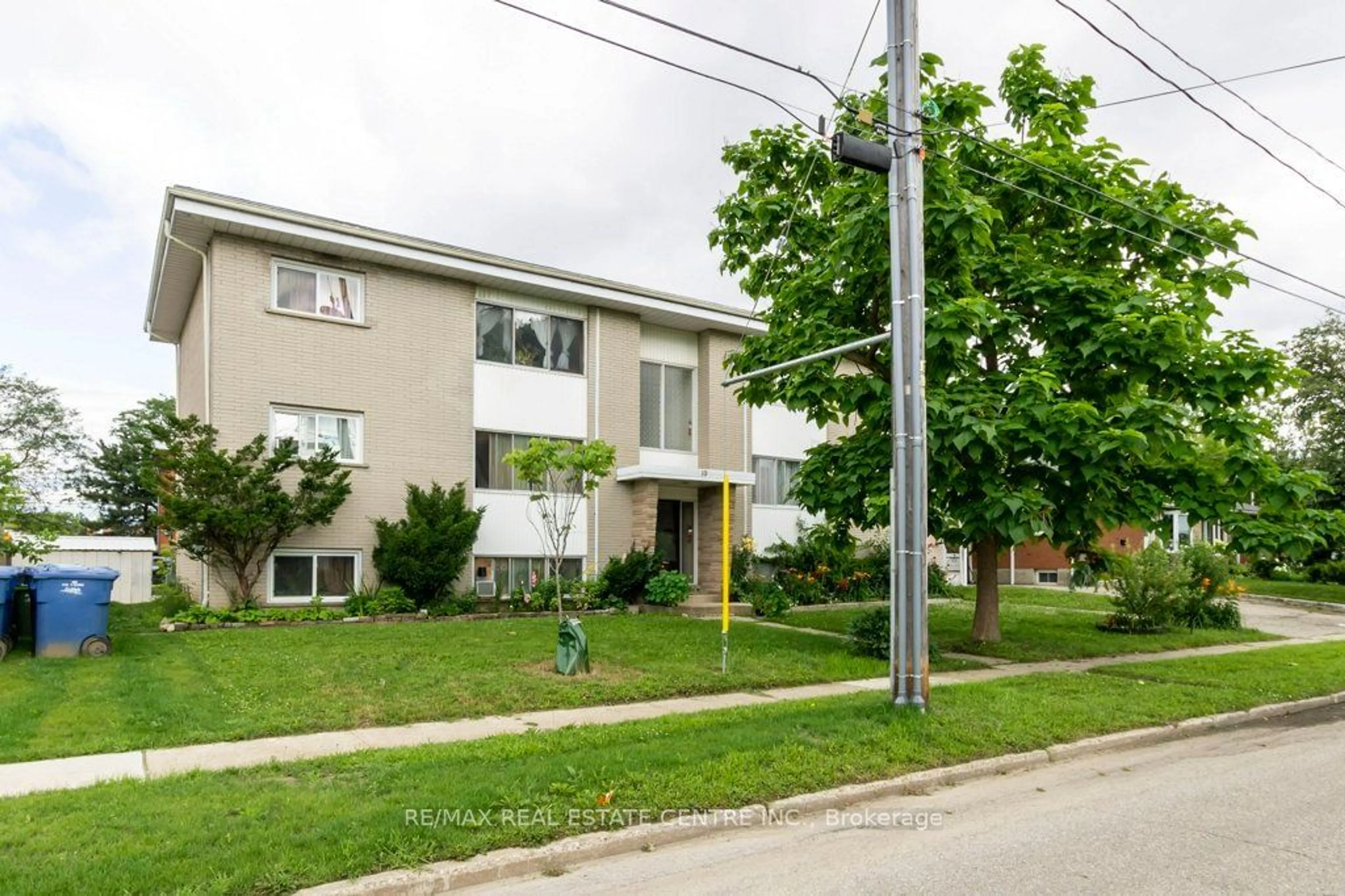 A pic from exterior of the house or condo for 10 Plymouth Crt, Guelph Ontario N1H 5W2