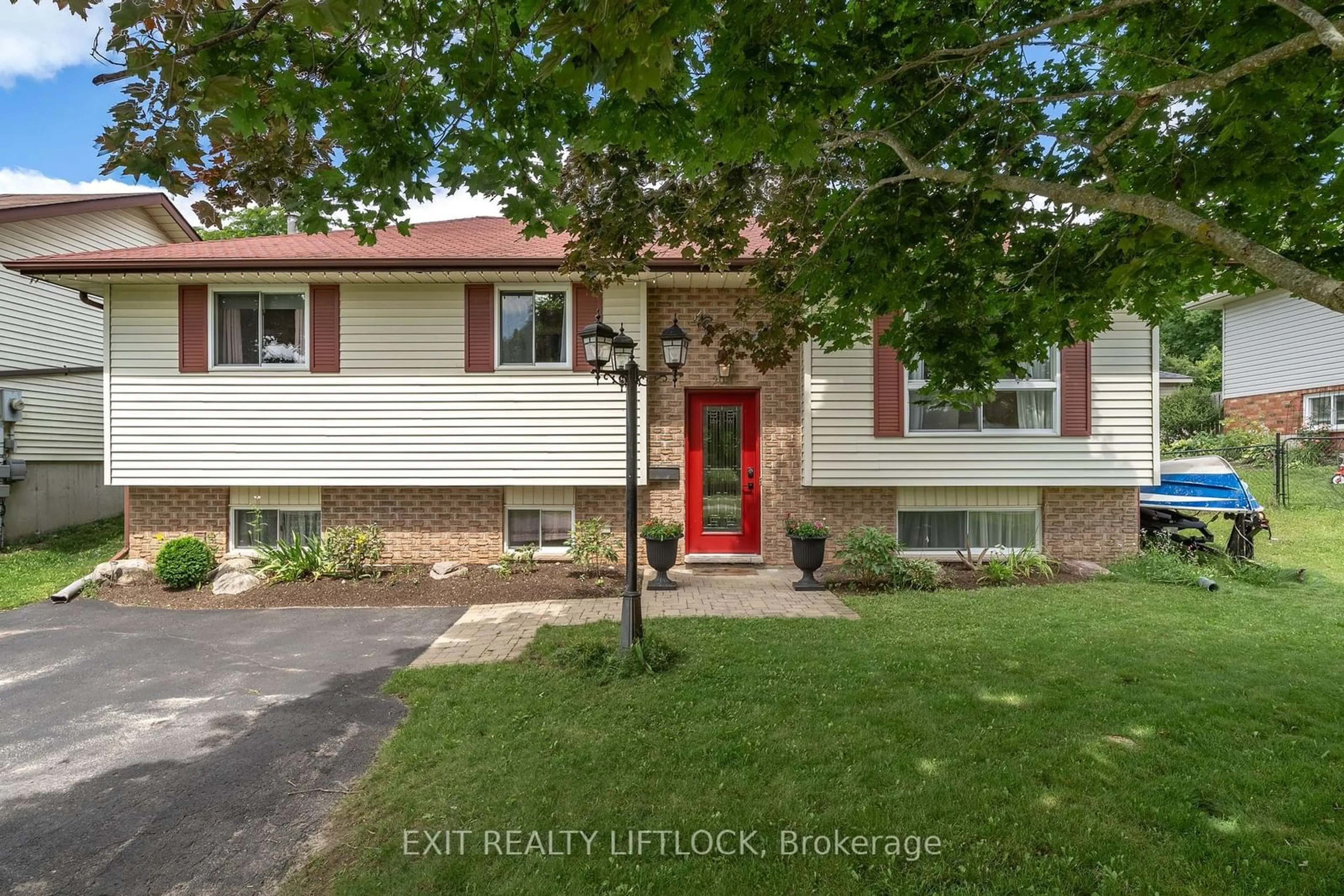 Frontside or backside of a home for 2011 Glenmead Rd, Peterborough Ontario K9L 1W6