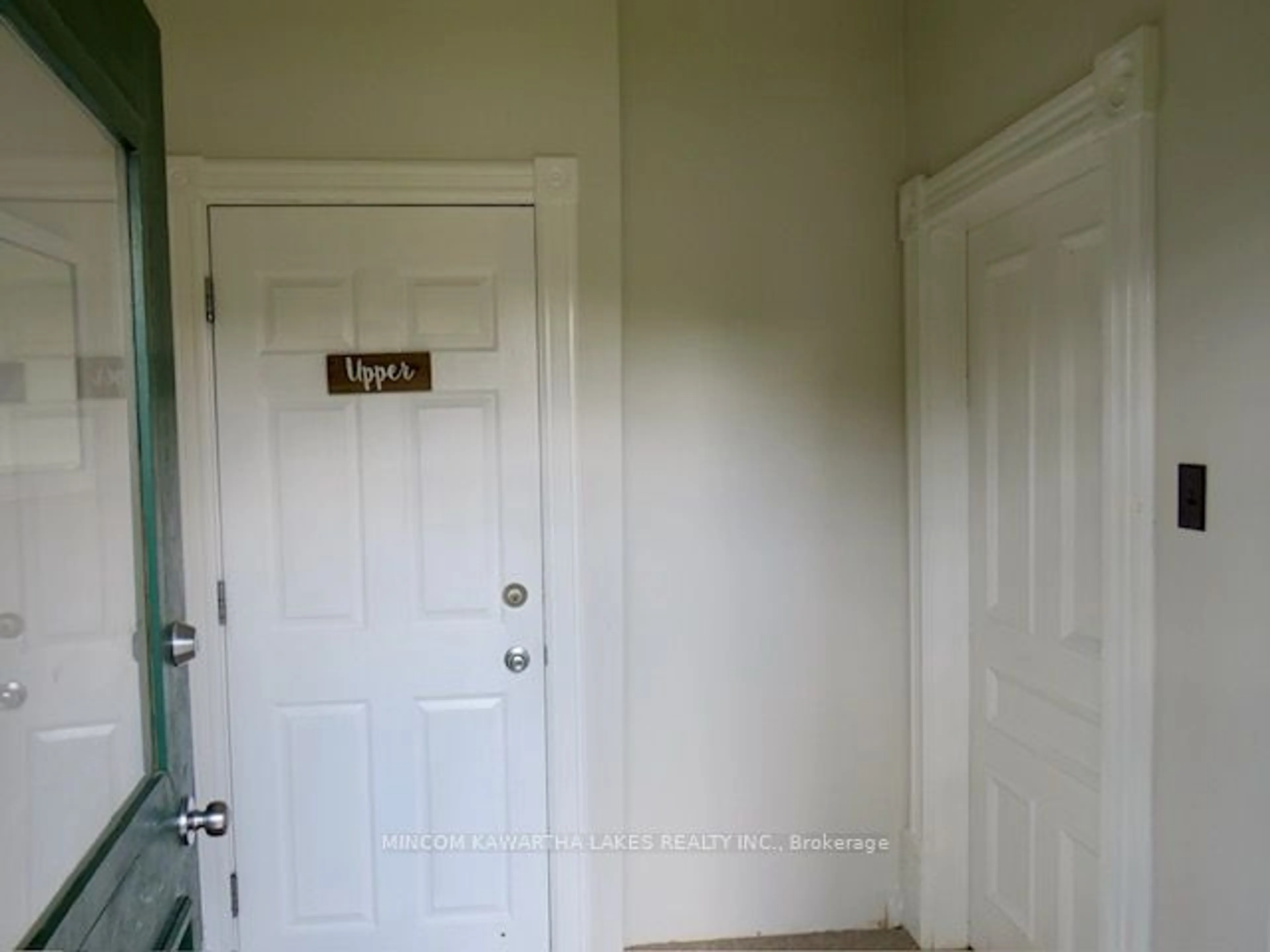 Indoor entryway for 466 Bolivar St, Peterborough Ontario K9J 4R4