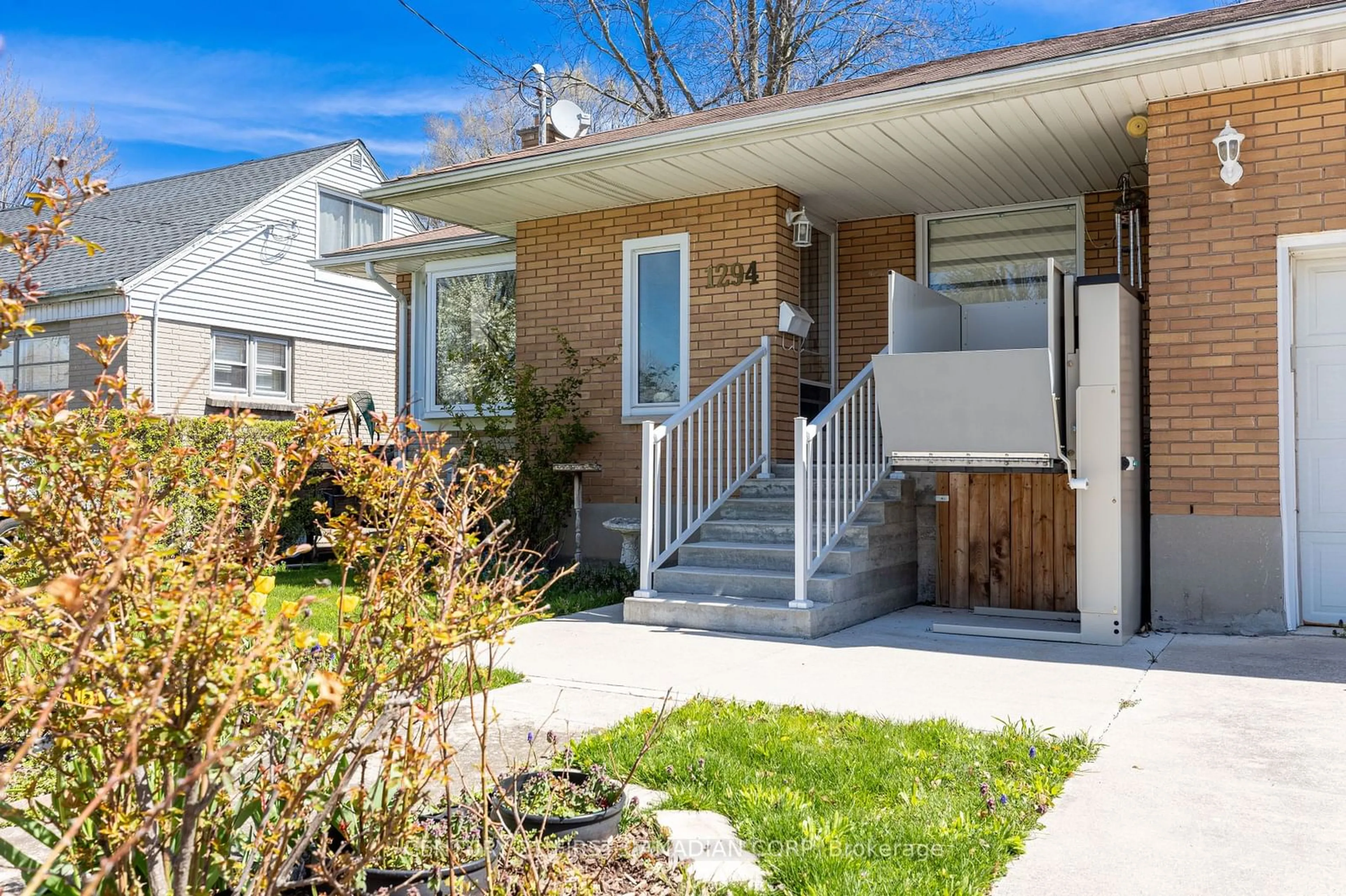 Frontside or backside of a home for 1294 Preston St, London Ontario N5Y 1E3