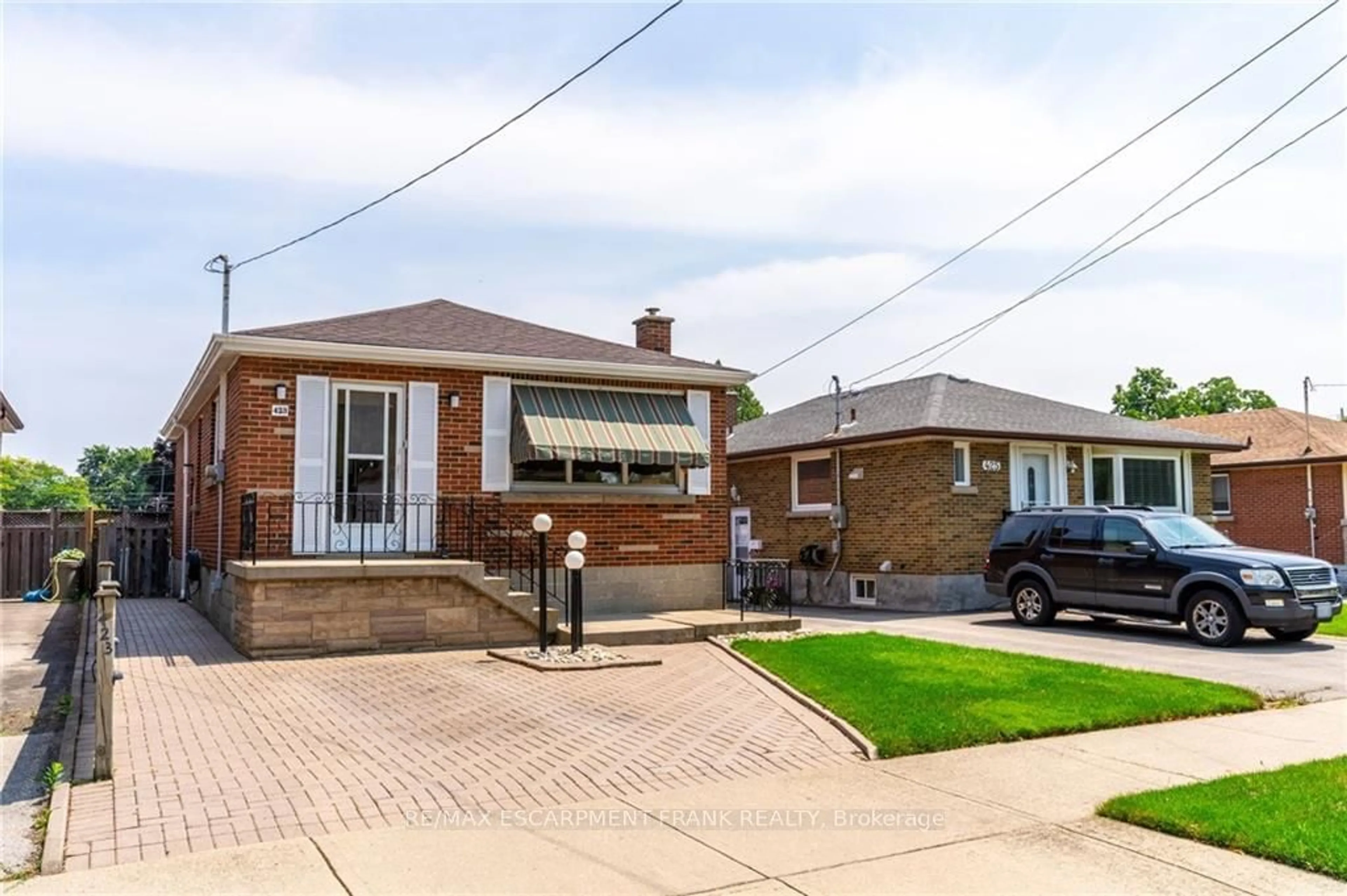 Home with brick exterior material for 423 East 43rd St, Hamilton Ontario L8T 3E4