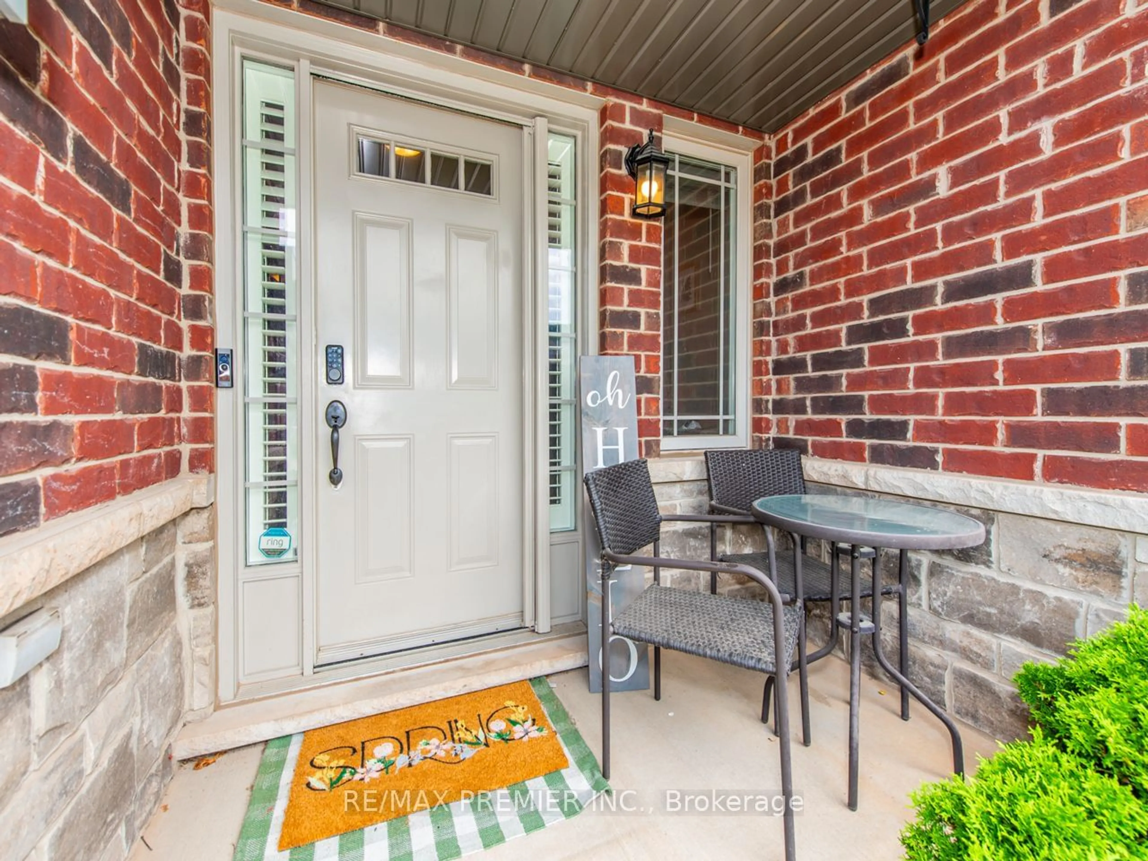 Indoor entryway for 53 Cedar St, Grimsby Ontario L3M 3X8