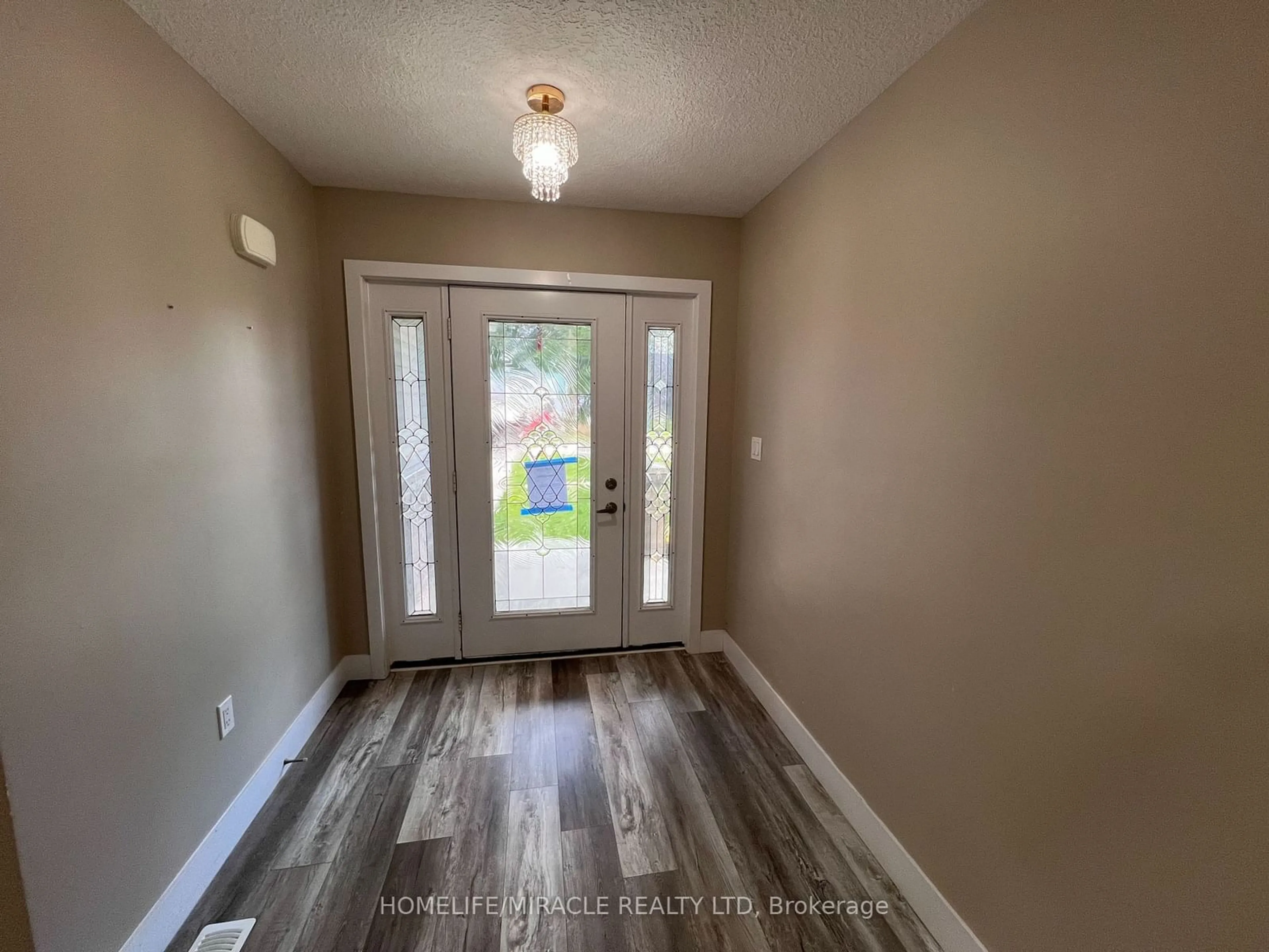 Indoor entryway for 151 Agnes St, Thames Centre Ontario N0M 2P0