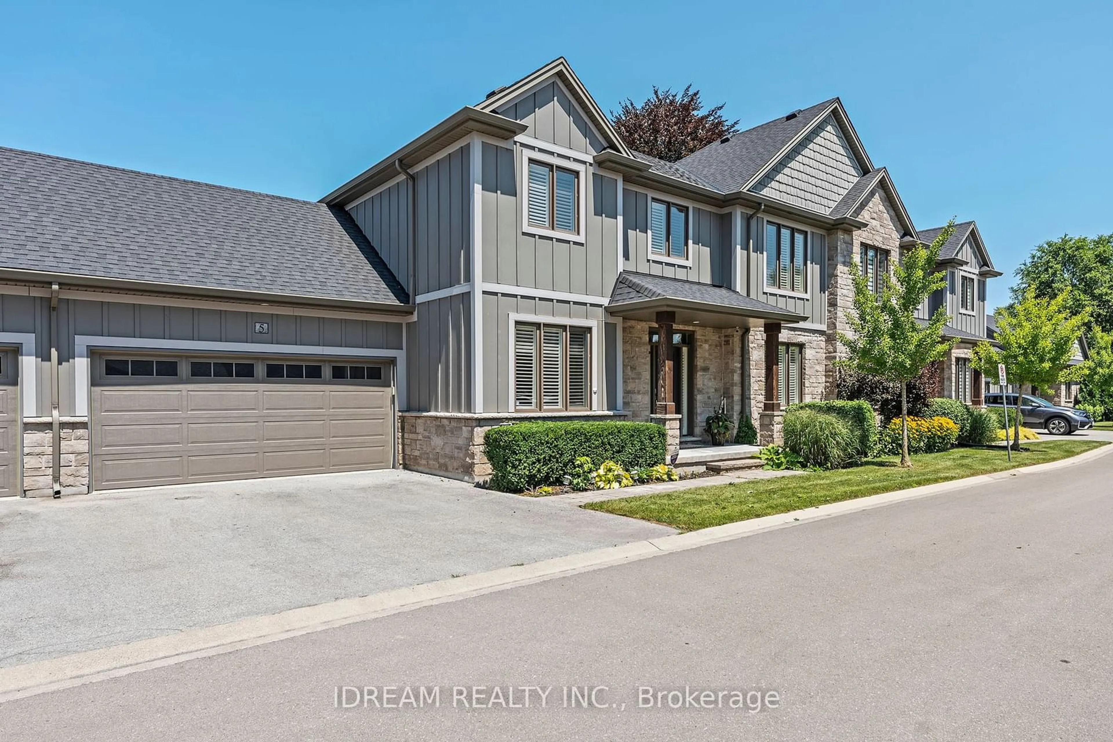 Frontside or backside of a home for 5 Pierport Common, St. Catharines Ontario L2M 0B9