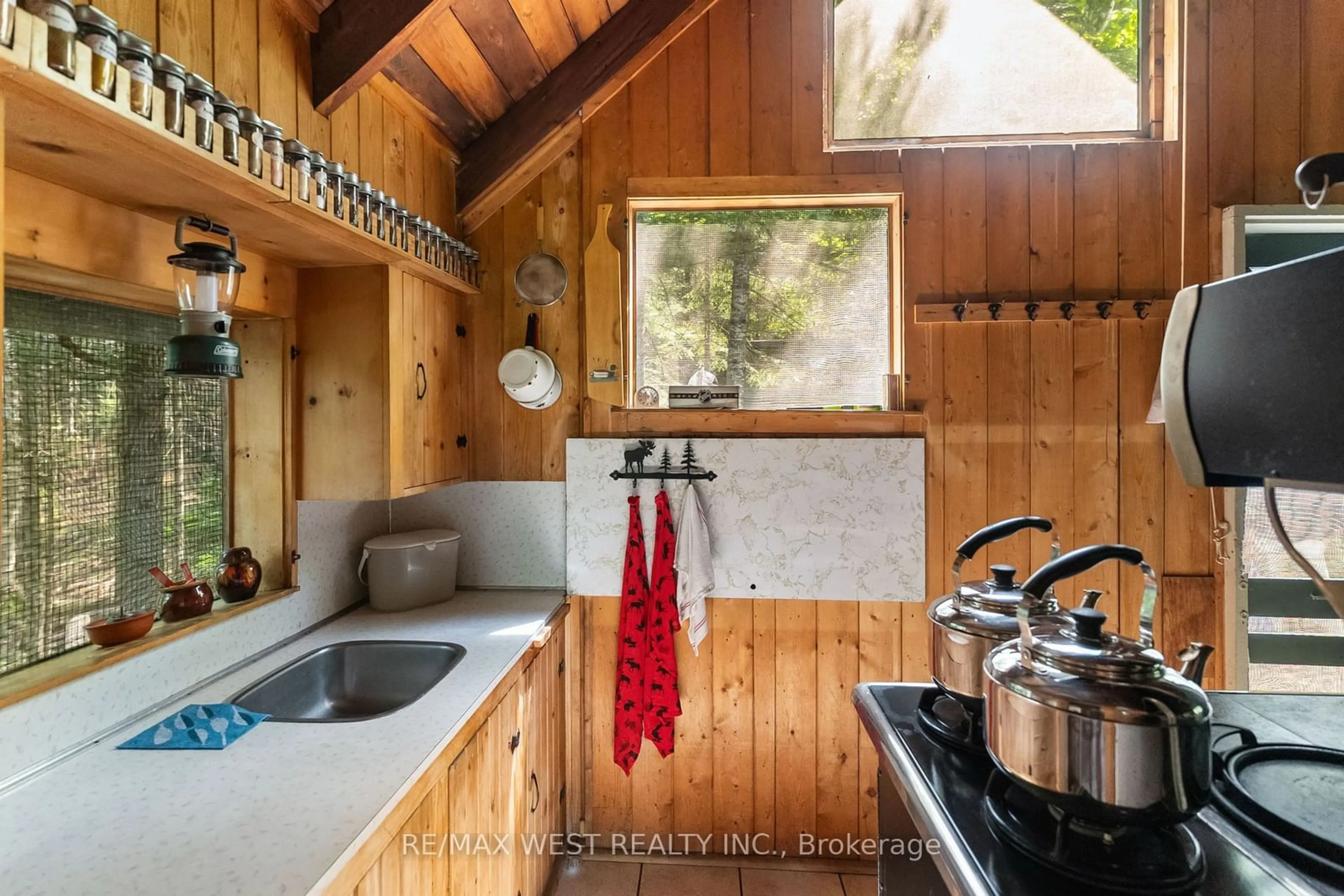 Standard kitchen, cottage for 965 Joe Lake, Nipissing Ontario P0A 1H0