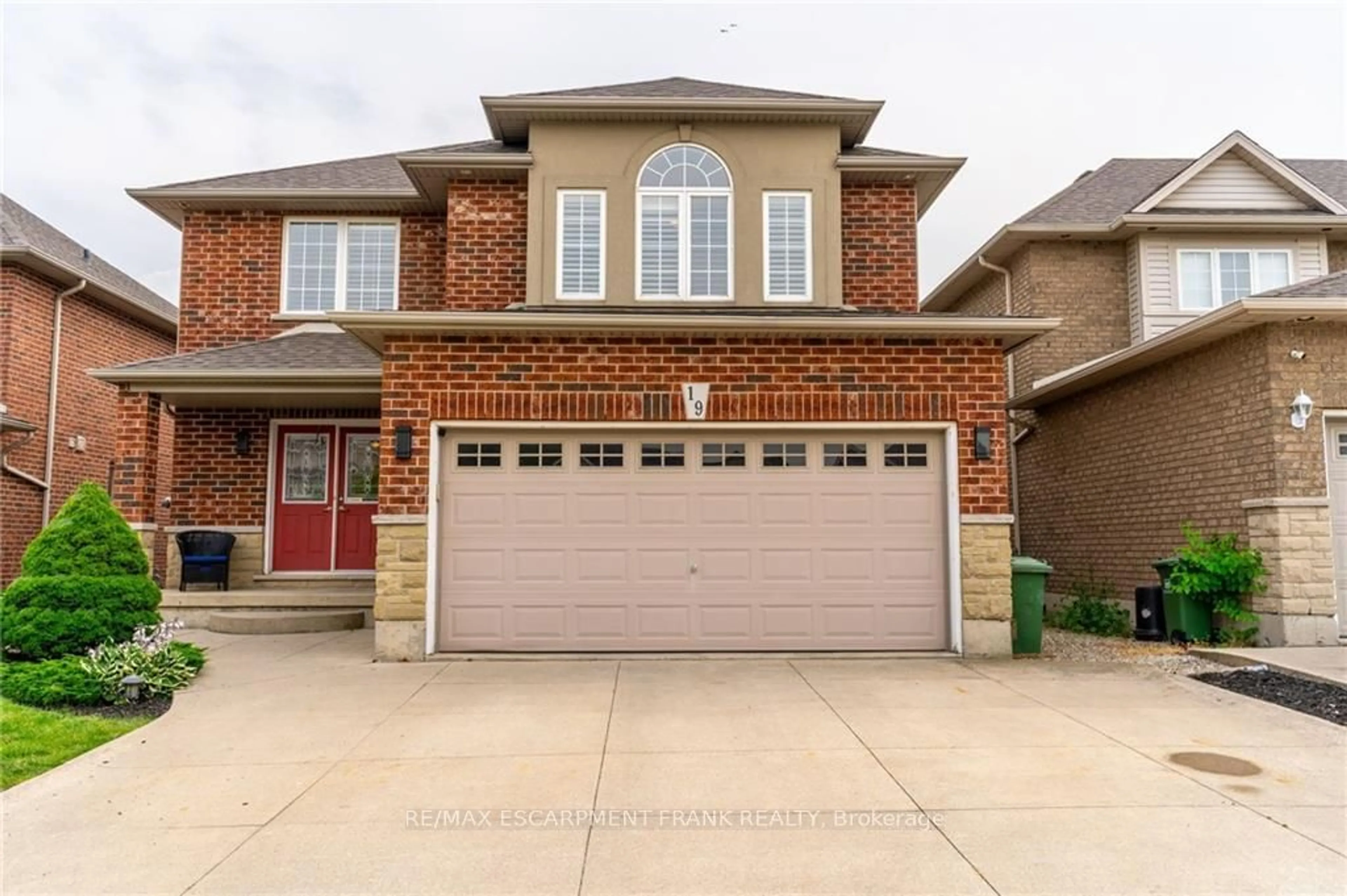 Home with brick exterior material for 19 Rideau Cres, Hamilton Ontario L8T 2T1