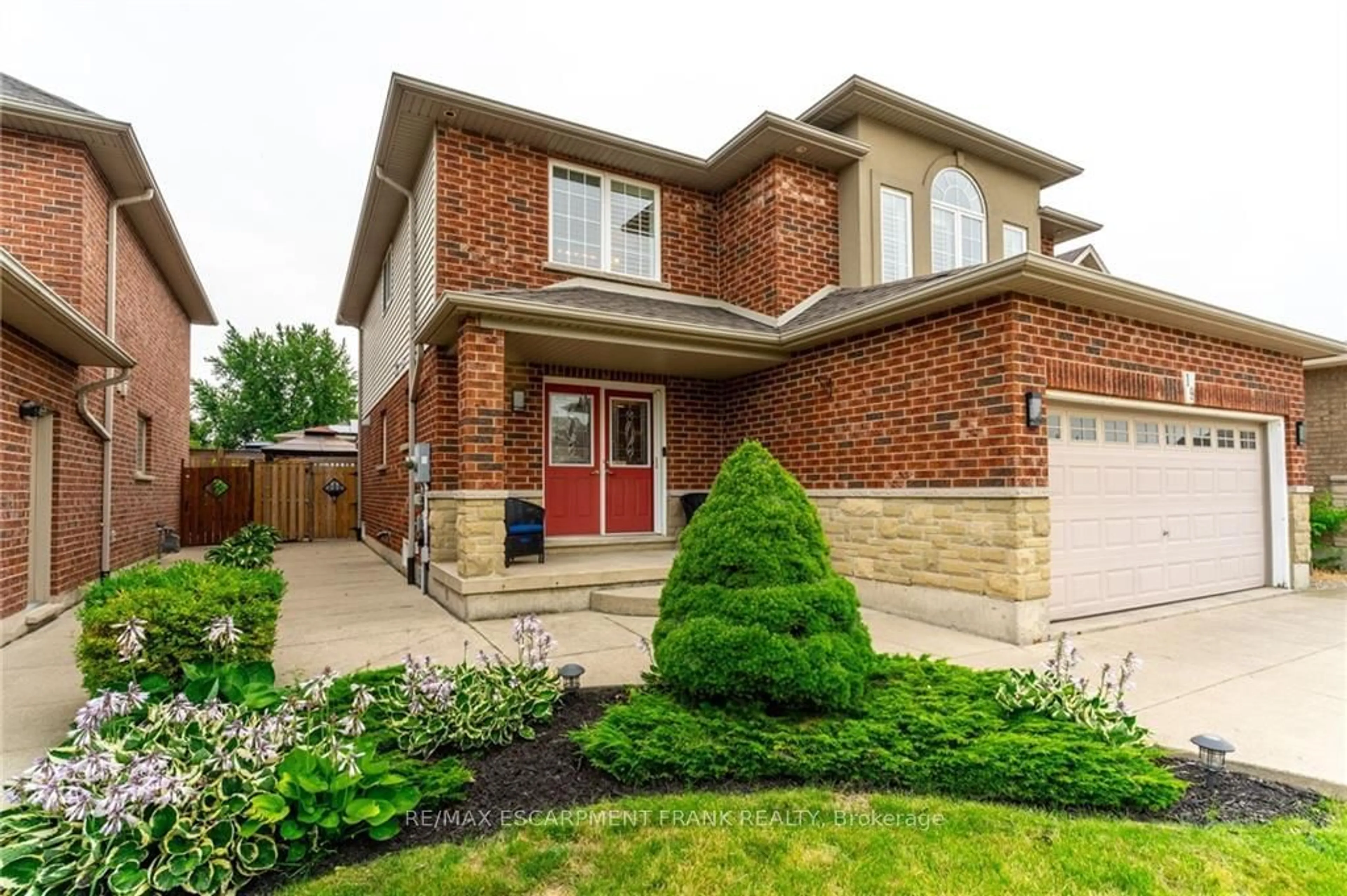 Home with brick exterior material for 19 Rideau Cres, Hamilton Ontario L8T 2T1