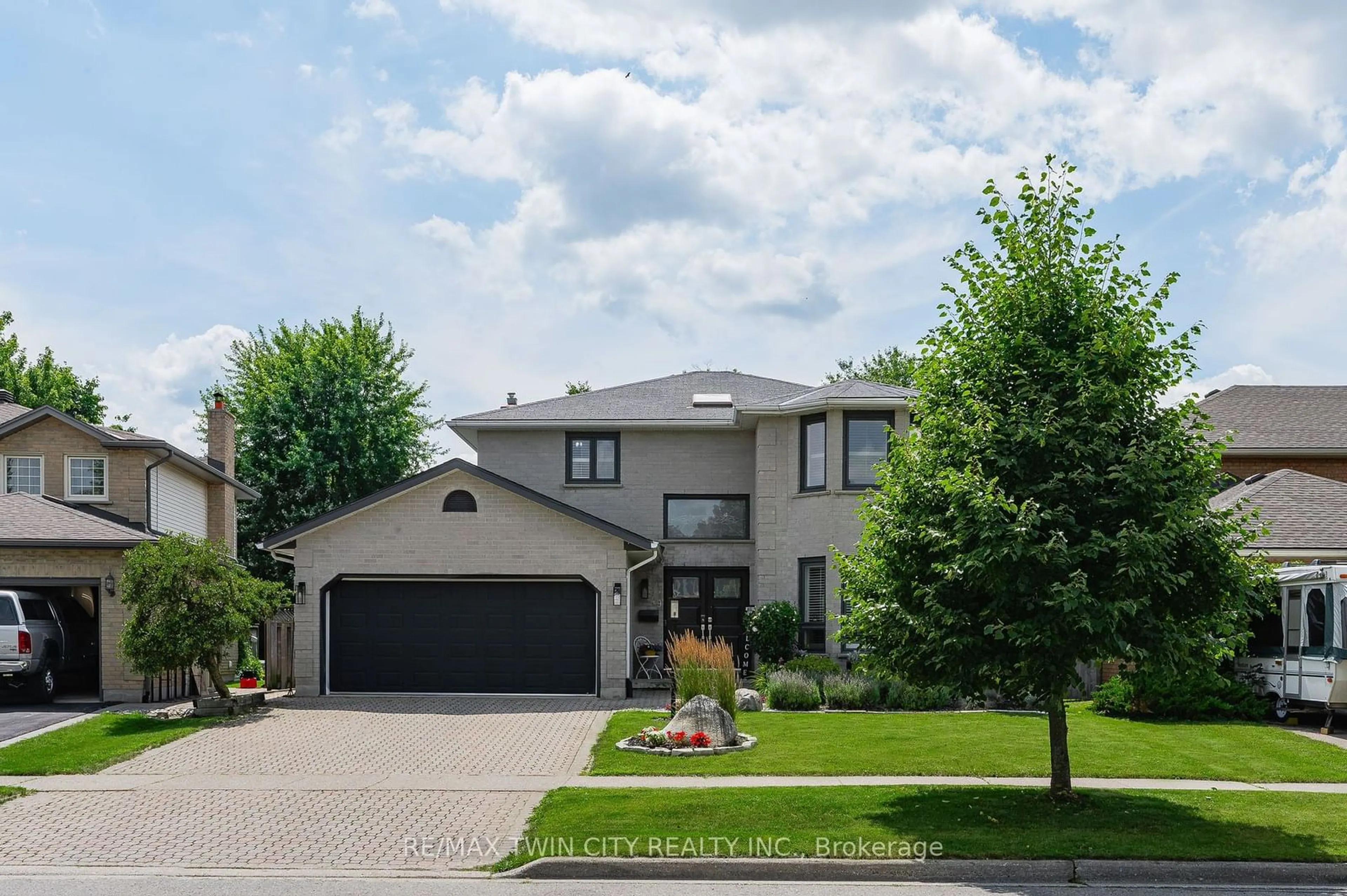 Frontside or backside of a home for 49 Robertson Cres, Kitchener Ontario N2R 1E2