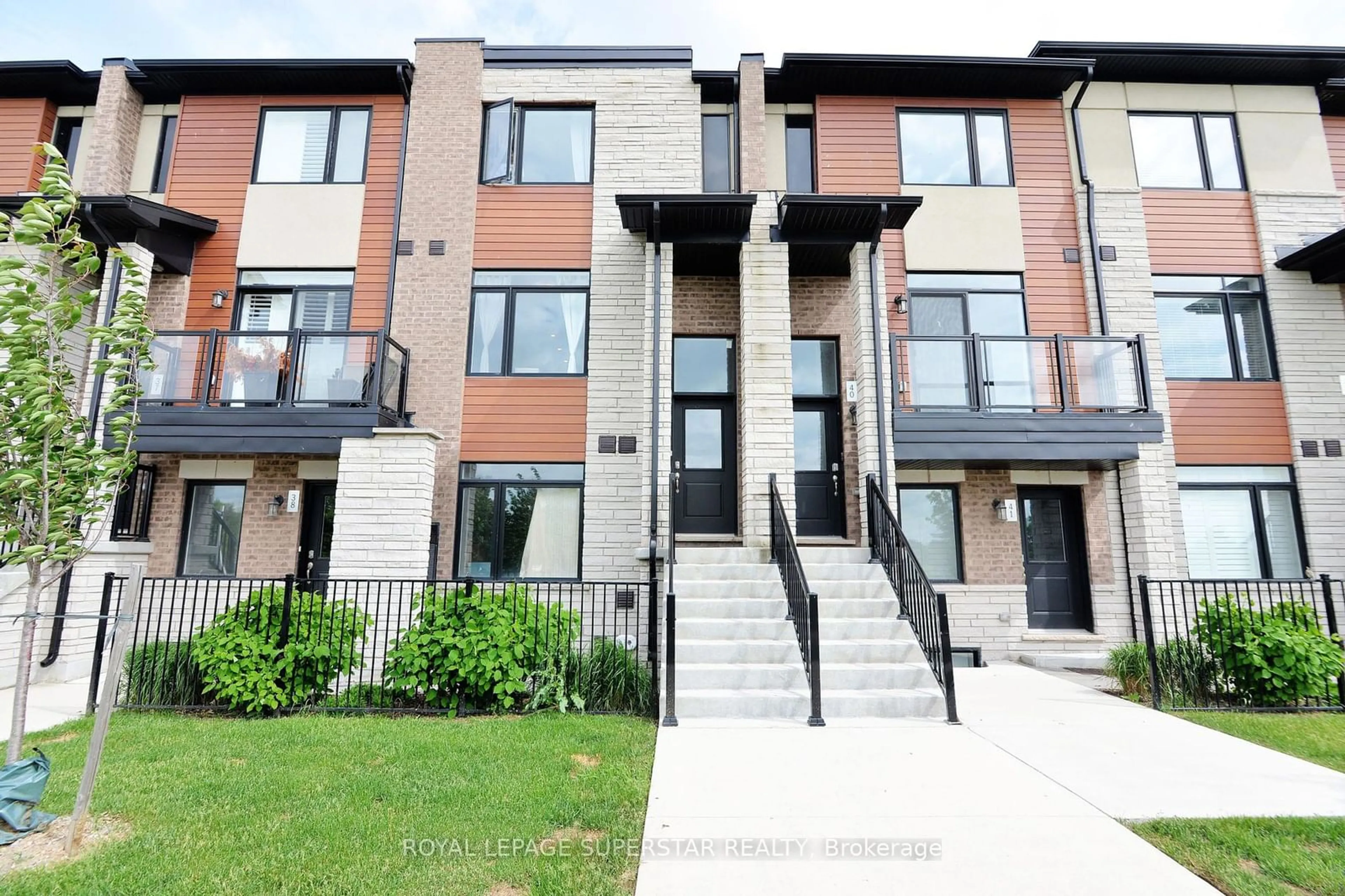 A pic from exterior of the house or condo for 590 North Service Rd #39, Hamilton Ontario L8E 0K5