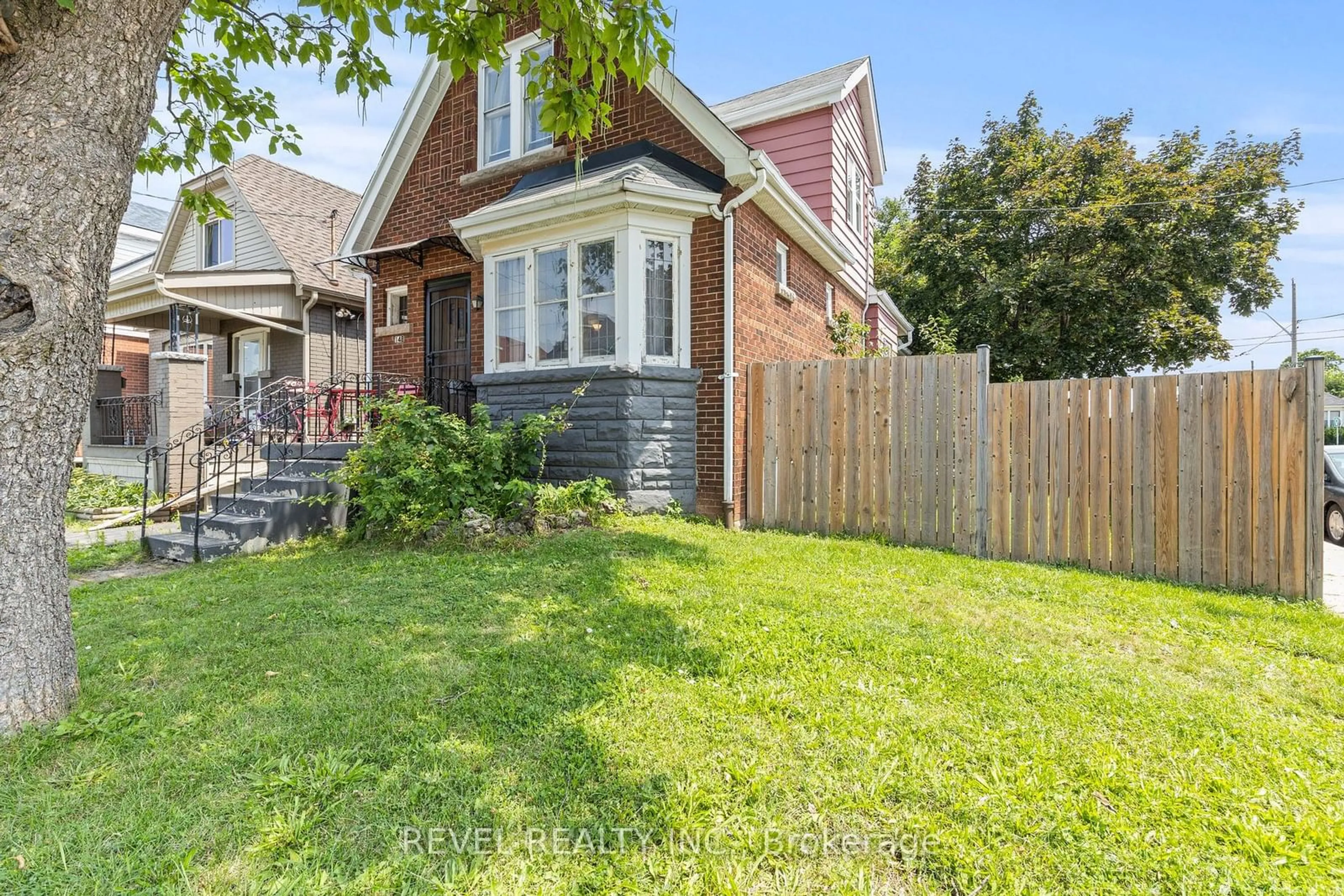 Frontside or backside of a home for 148 Balsam Ave, Hamilton Ontario L8L 6Y5