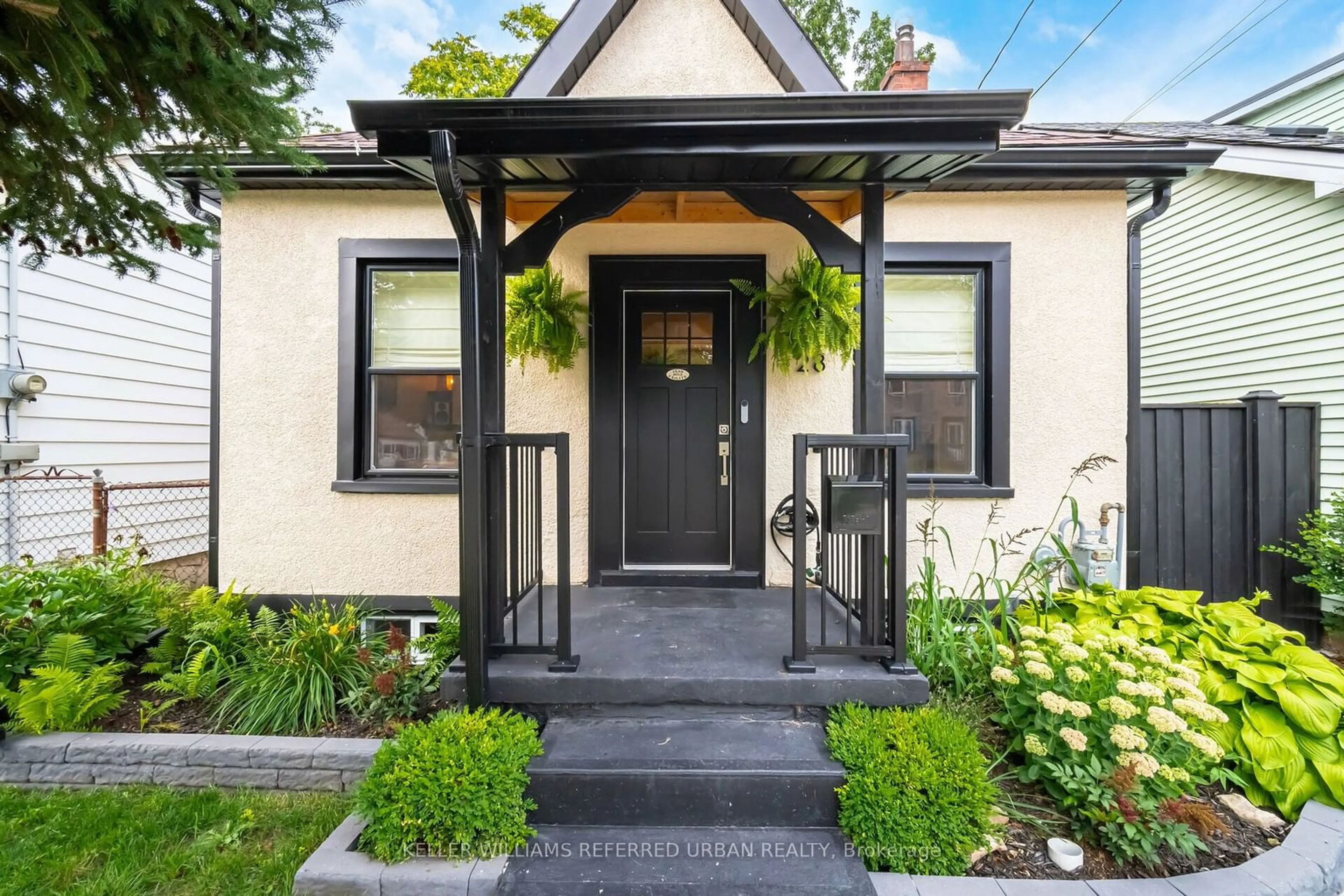 Indoor entryway for 28 Baker St, Hamilton Ontario L8R 1V3