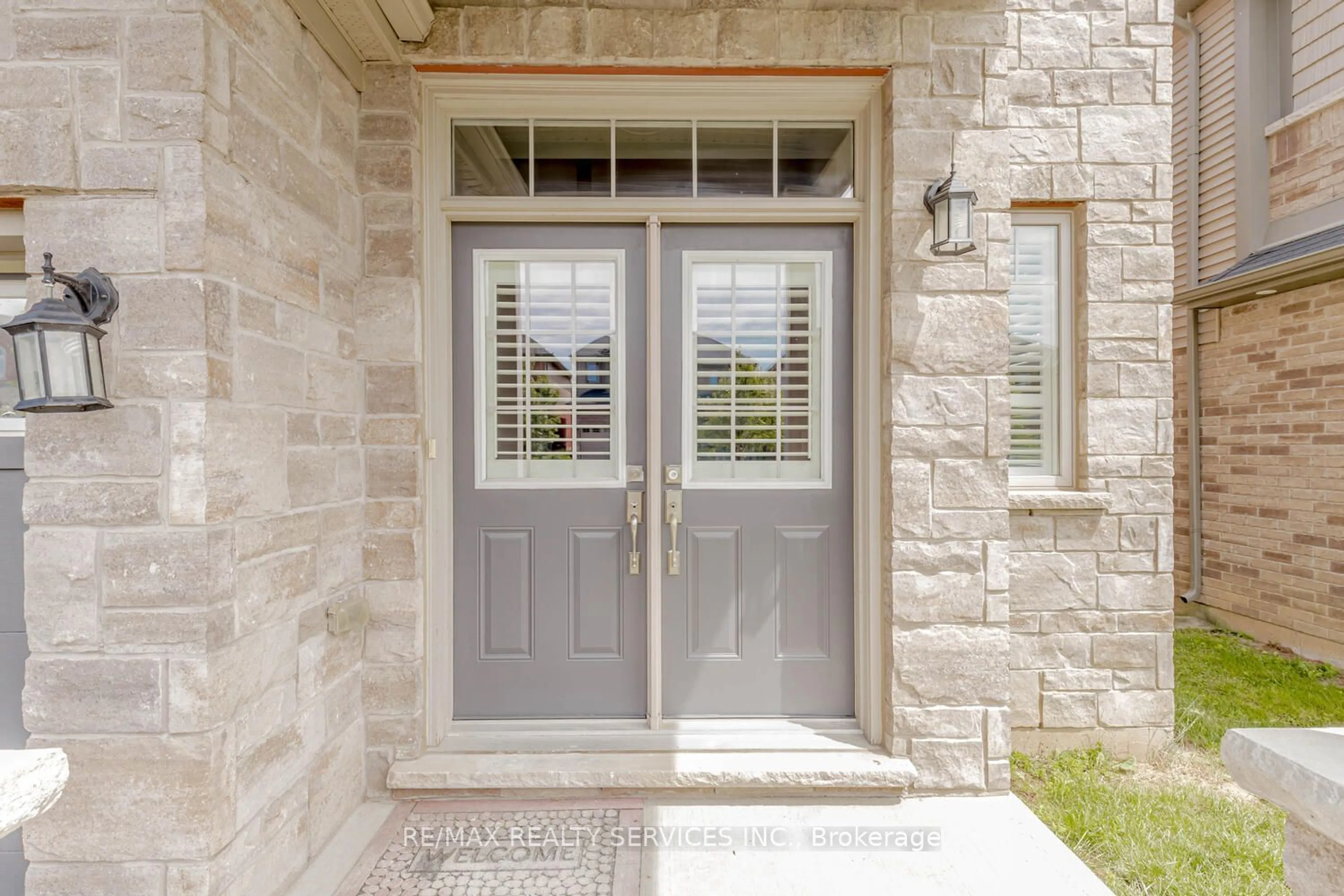 Indoor entryway for 263 Westbank Tr, Hamilton Ontario L8J 0G7