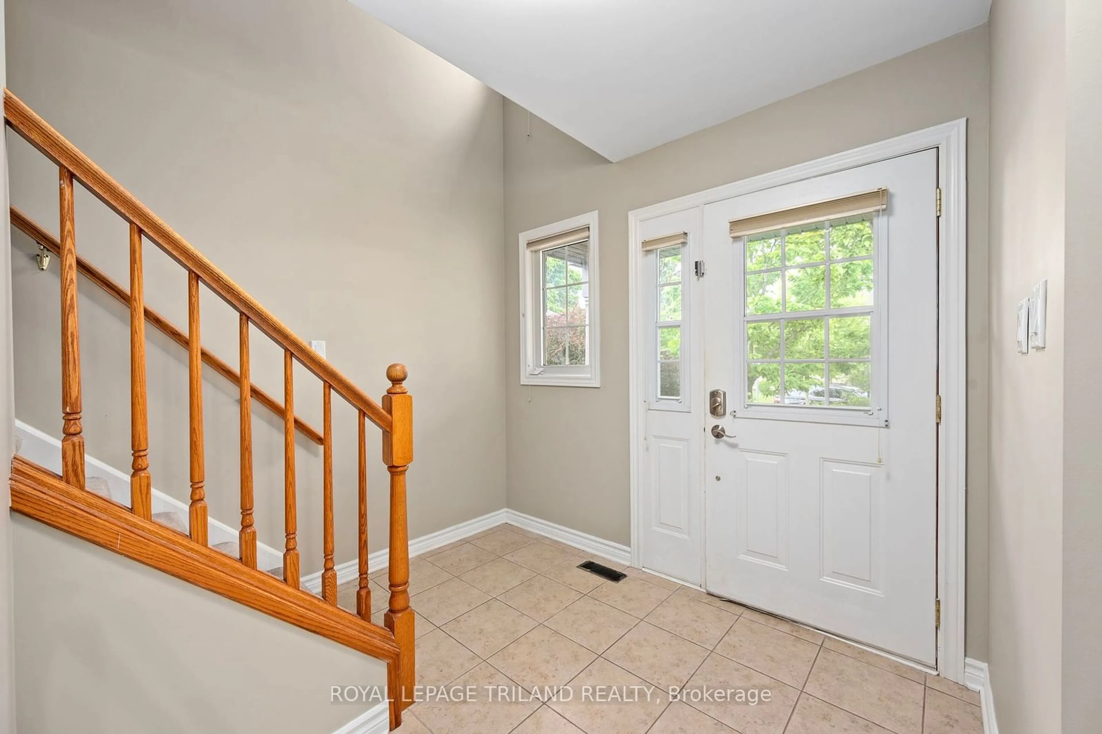 Indoor entryway for 806 Marigold St, London Ontario N5X 4J3