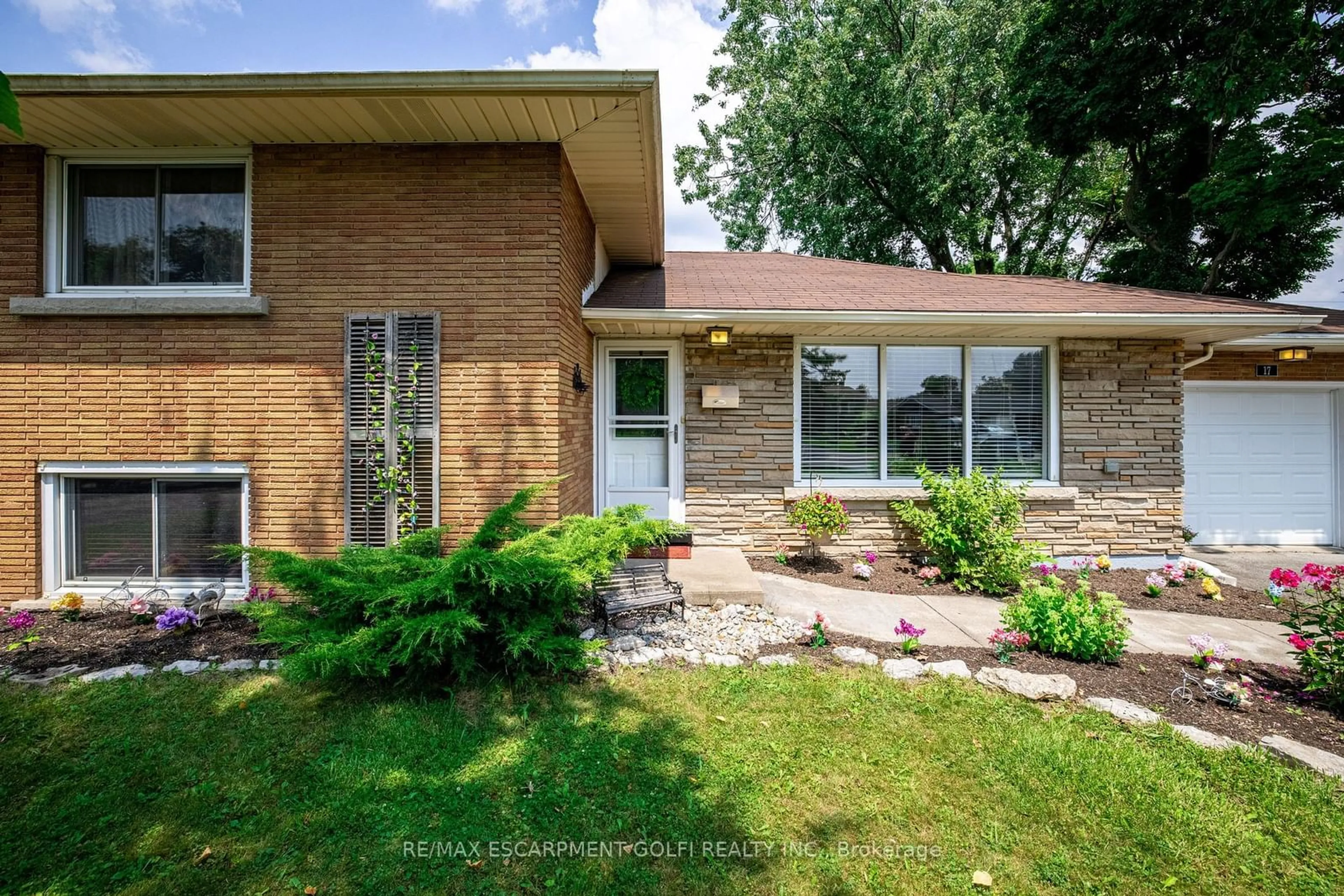 Home with brick exterior material for 17 Caithness Dr, Welland Ontario L3C 4Z3