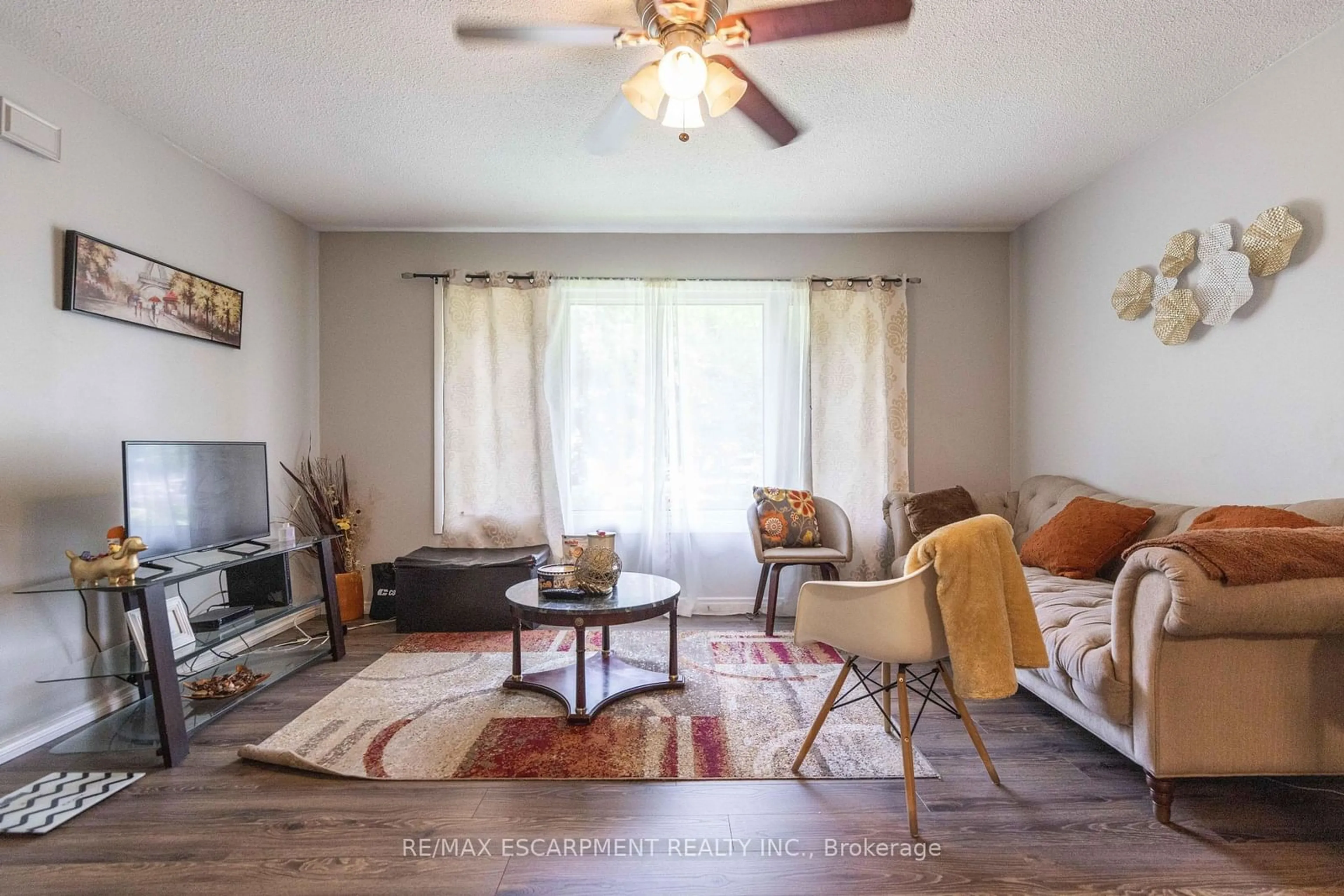 Living room for 9 1/2 Allan Dr, St. Catharines Ontario L2N 5S4