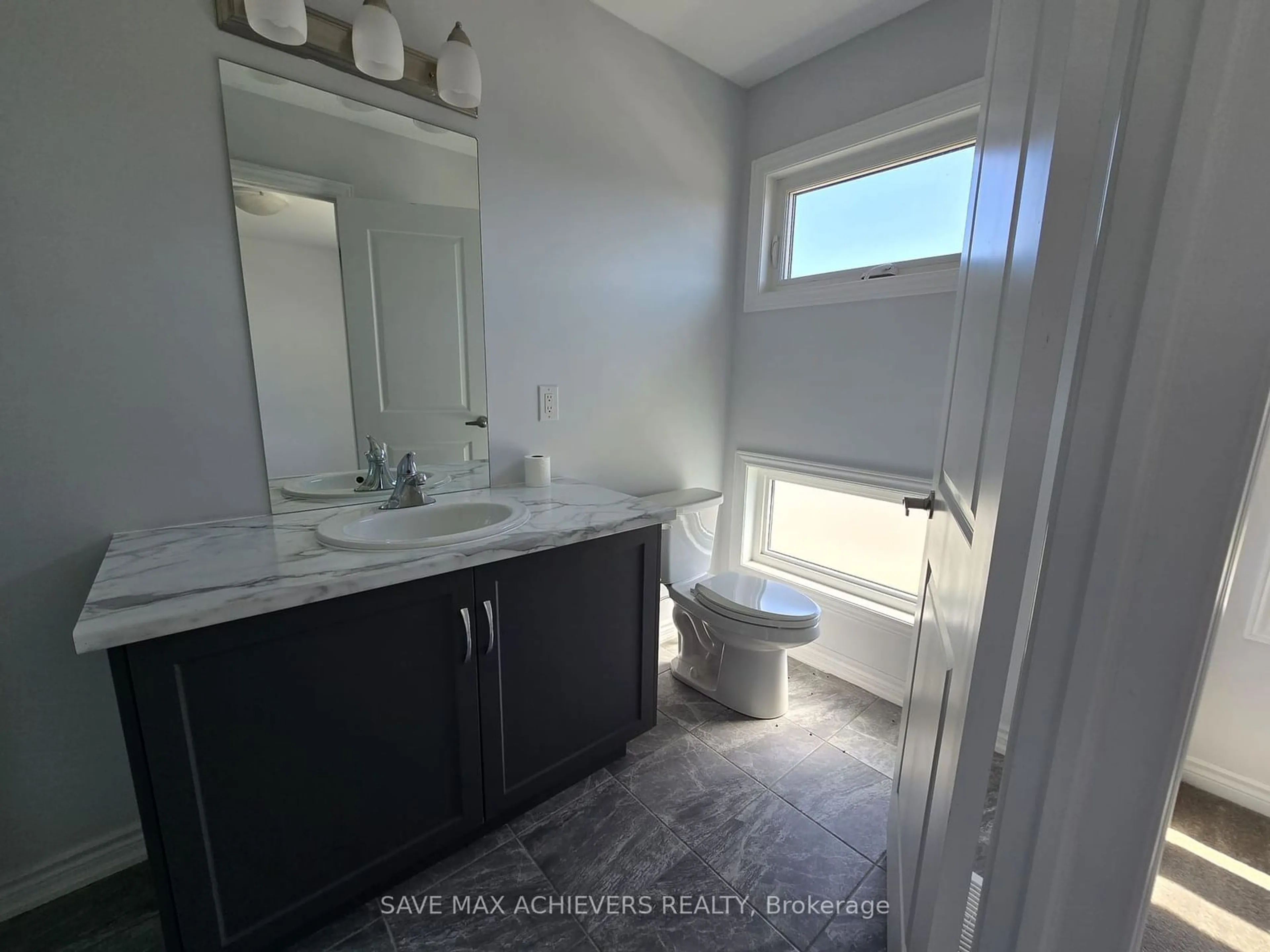 Bathroom for 206 Louise St, Welland Ontario L3B 0H8