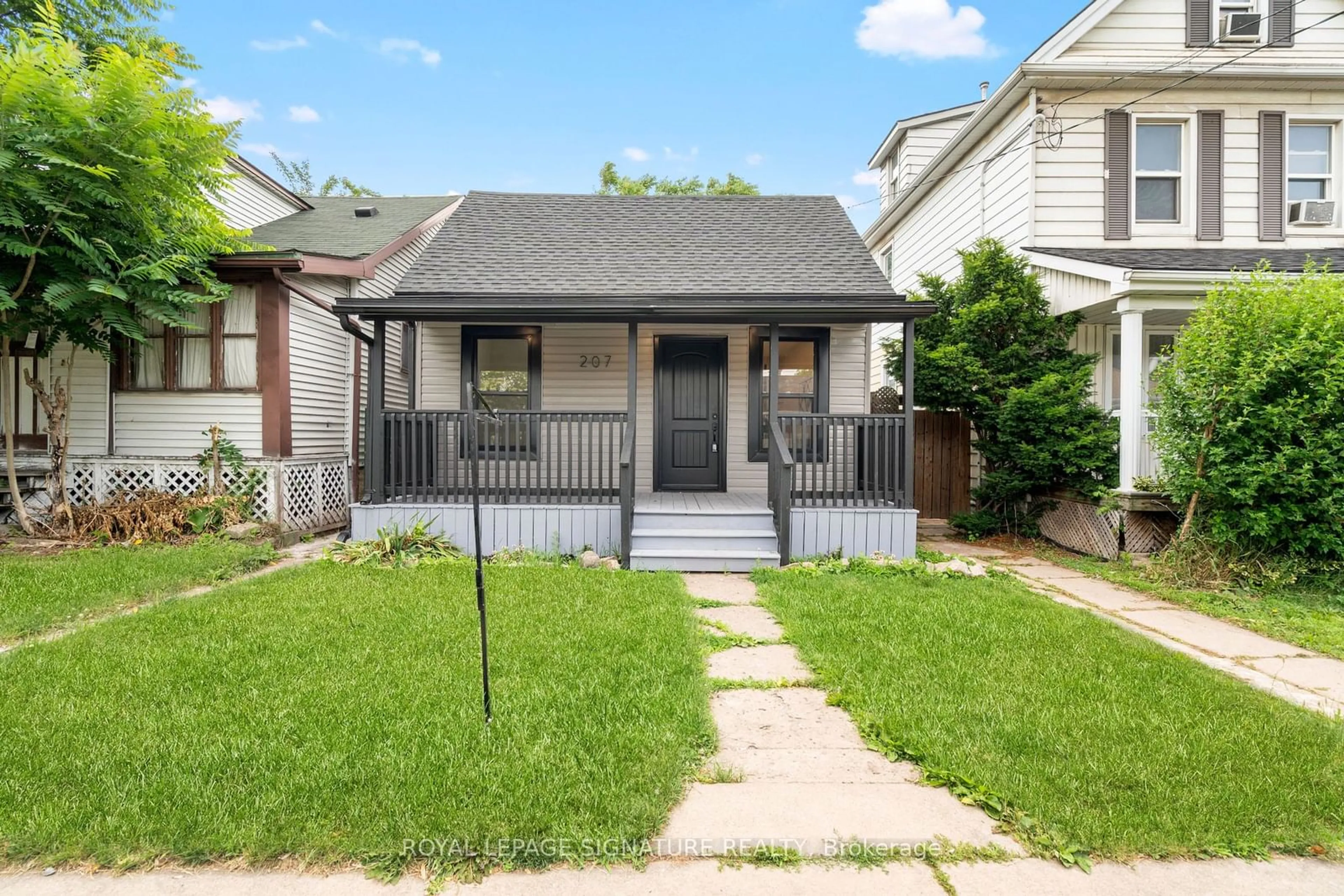 Frontside or backside of a home for 207 Kensington Ave, Hamilton Ontario L8L 7N6