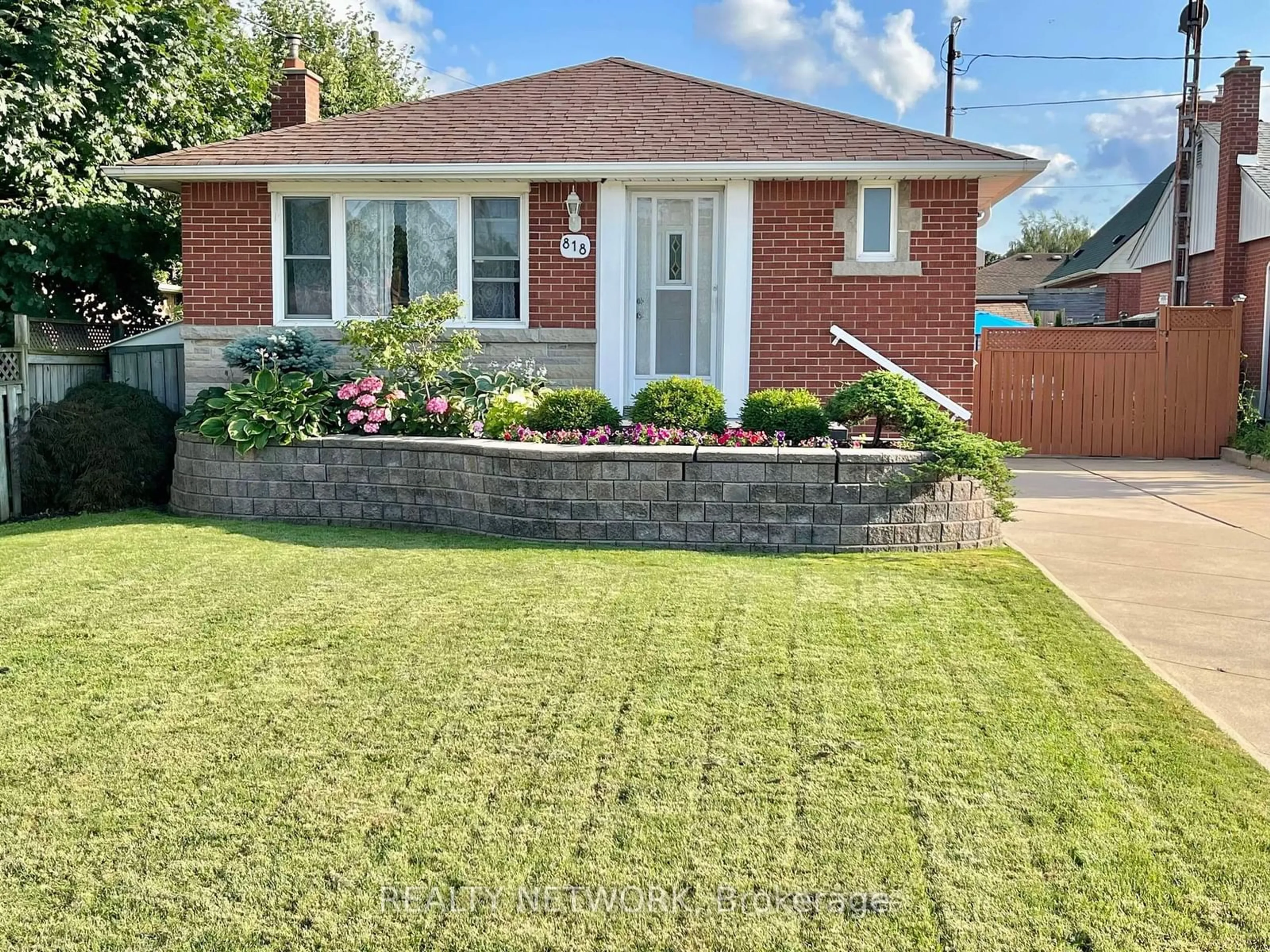 Home with brick exterior material for 818 Ninth Ave, Hamilton Ontario L8T 2A9