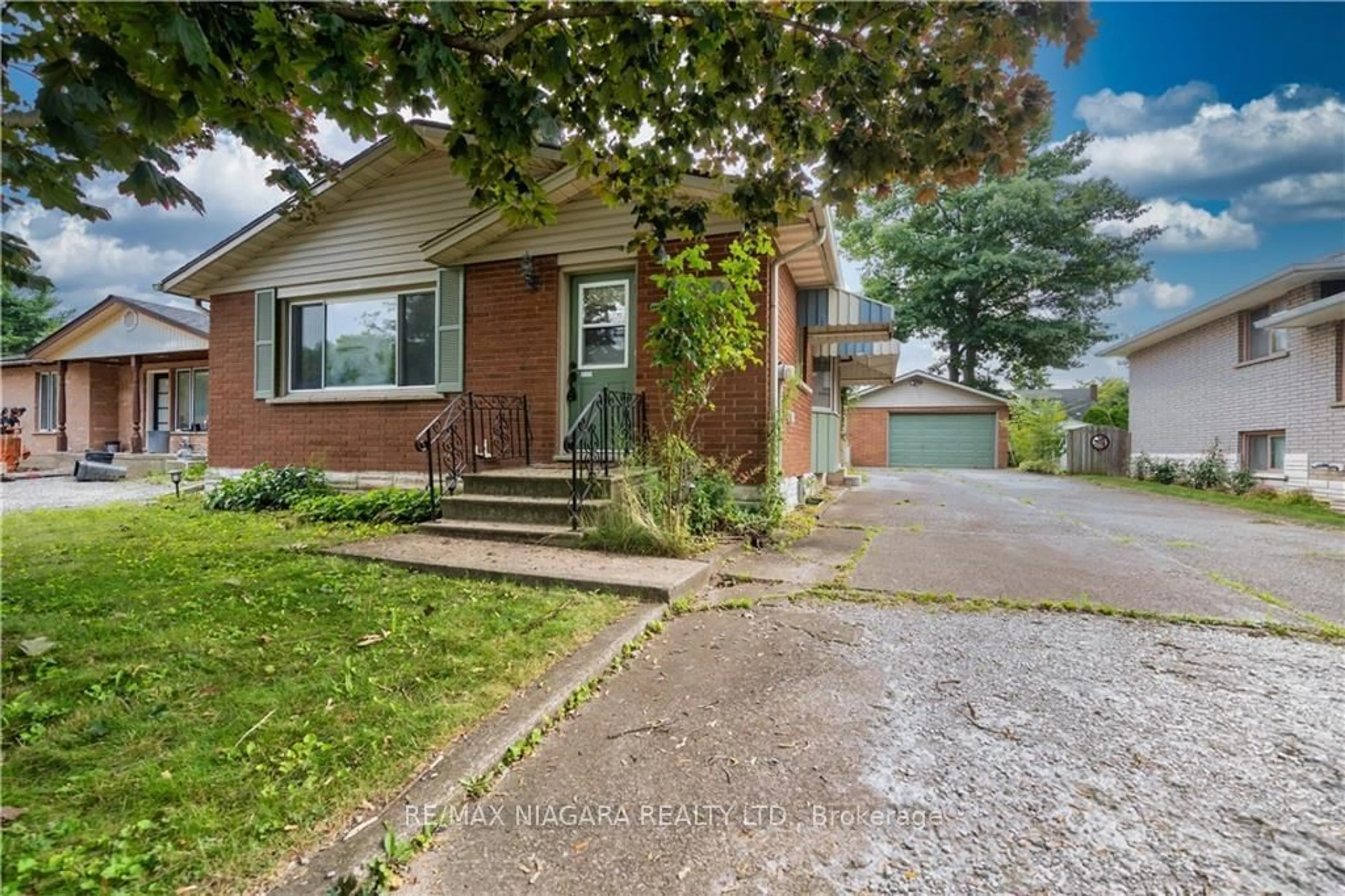 Frontside or backside of a home for 6820 Wilinger St, Niagara Falls Ontario L2J 2B3