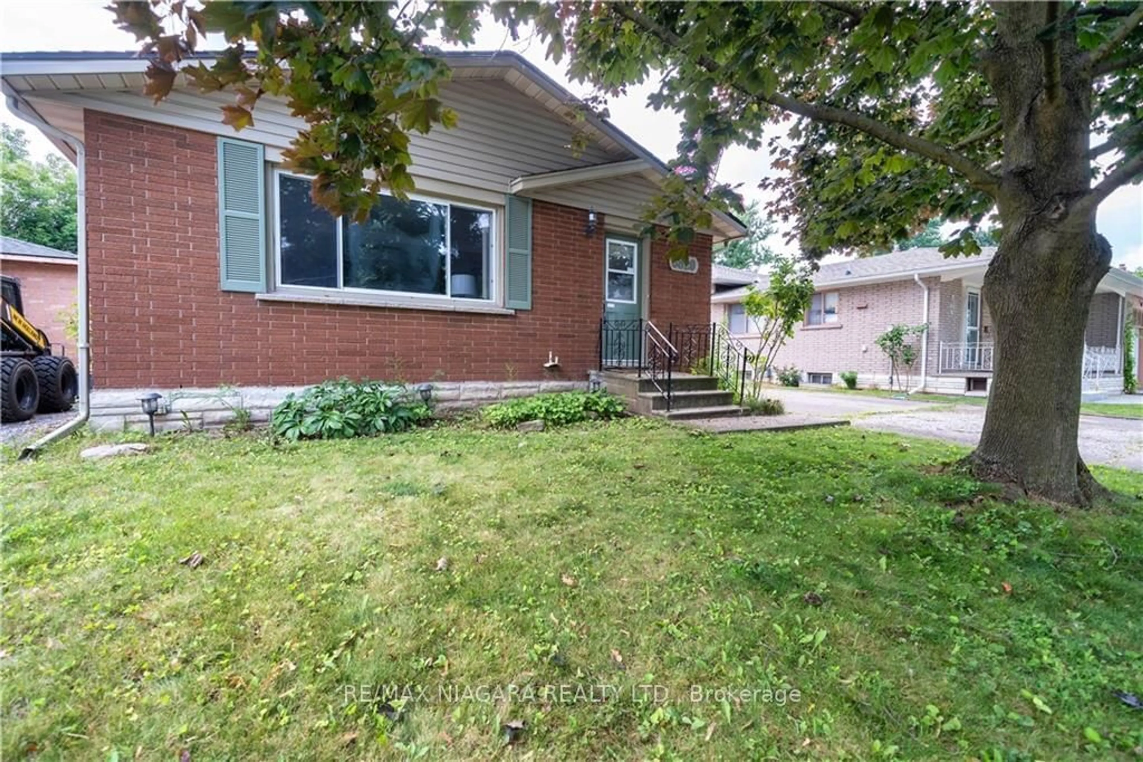 Frontside or backside of a home for 6820 Wilinger St, Niagara Falls Ontario L2J 2B3