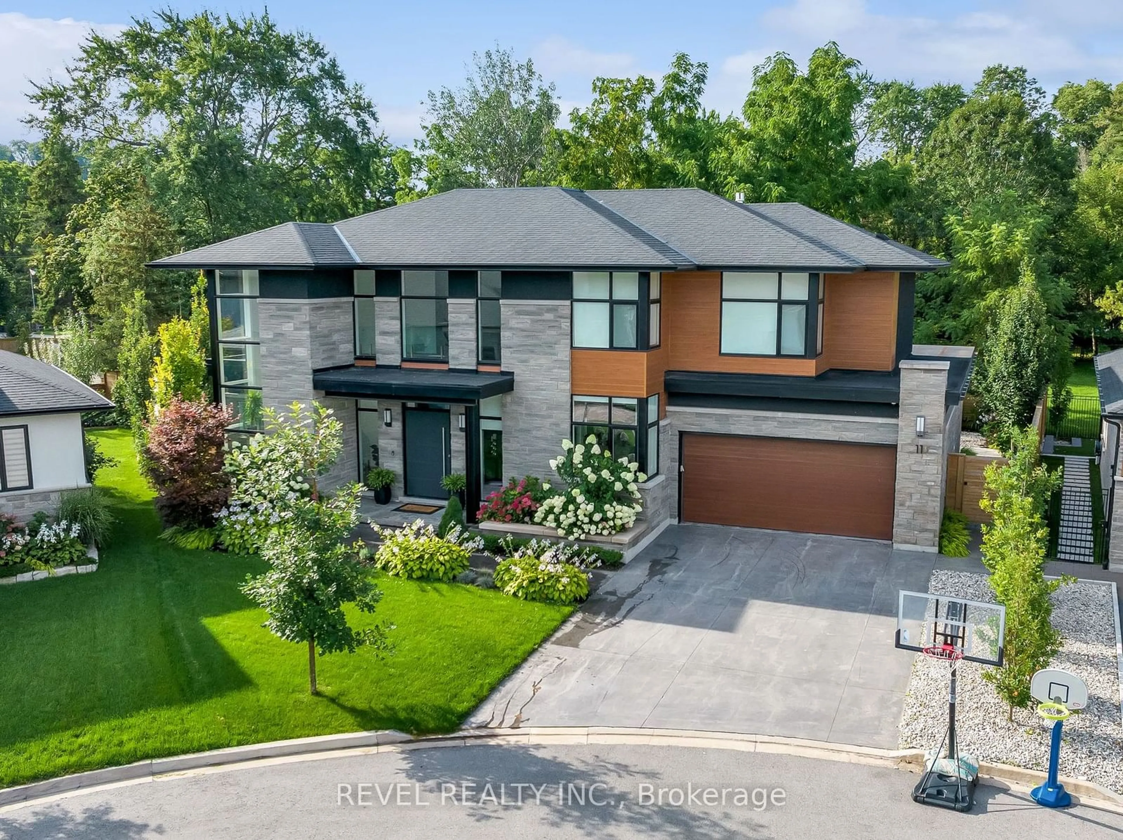 Home with brick exterior material for 11 Woodbourne Crt, Niagara-on-the-Lake Ontario L0S 1J0