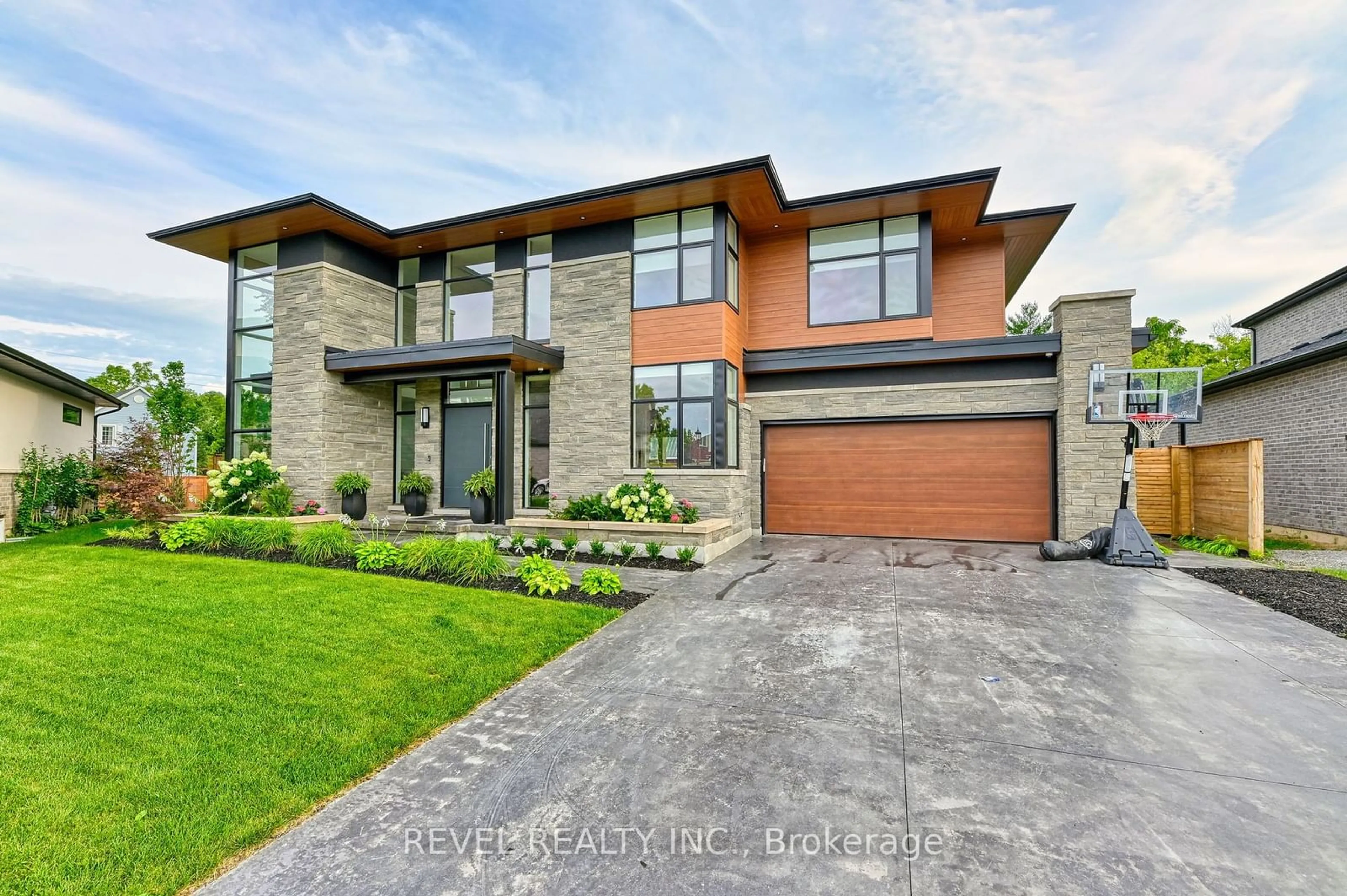 Home with brick exterior material for 11 Woodbourne Crt, Niagara-on-the-Lake Ontario L0S 1J0