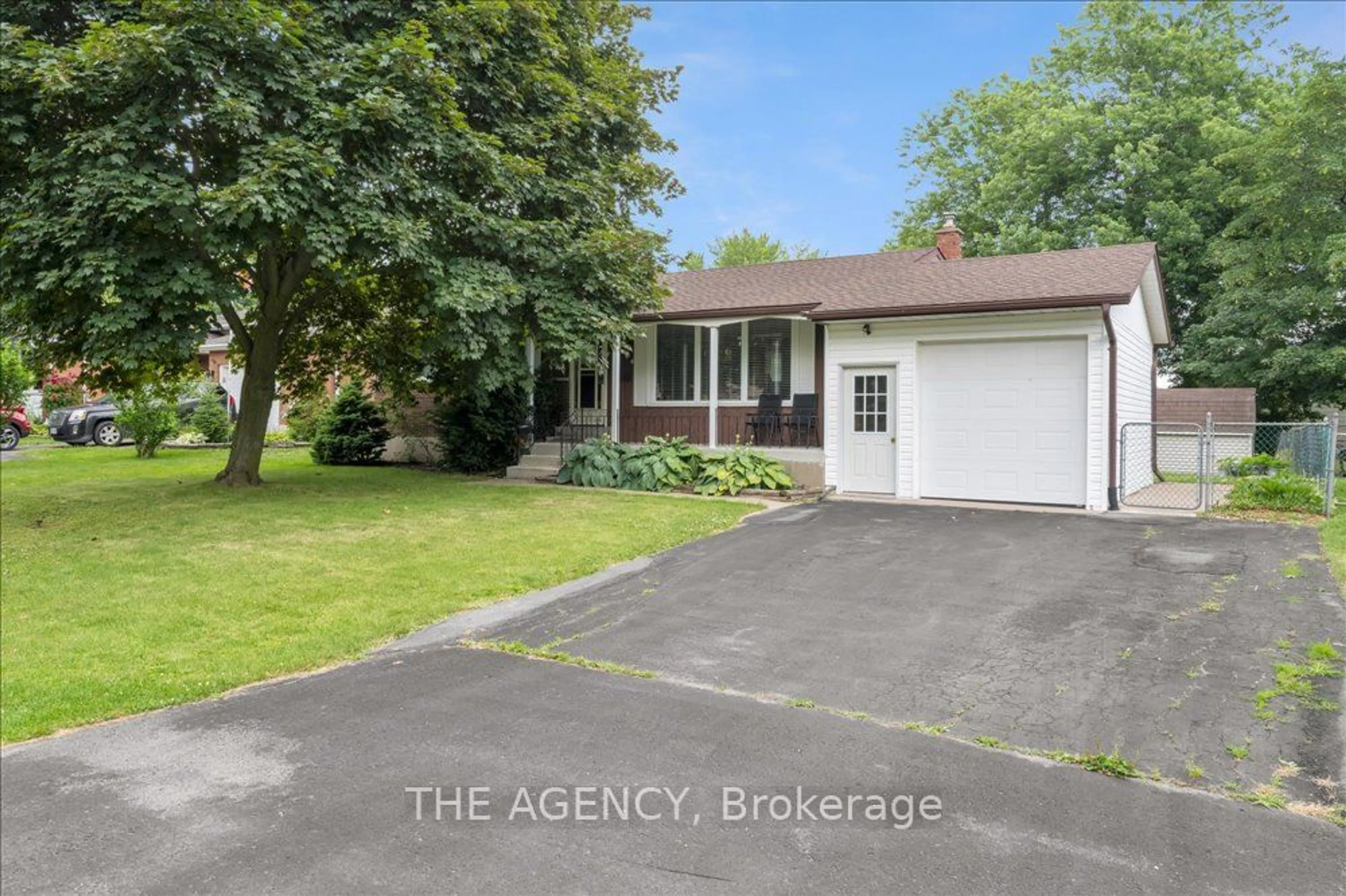 Frontside or backside of a home, the street view for 764 Parkdale Ave, Fort Erie Ontario L2A 5B6