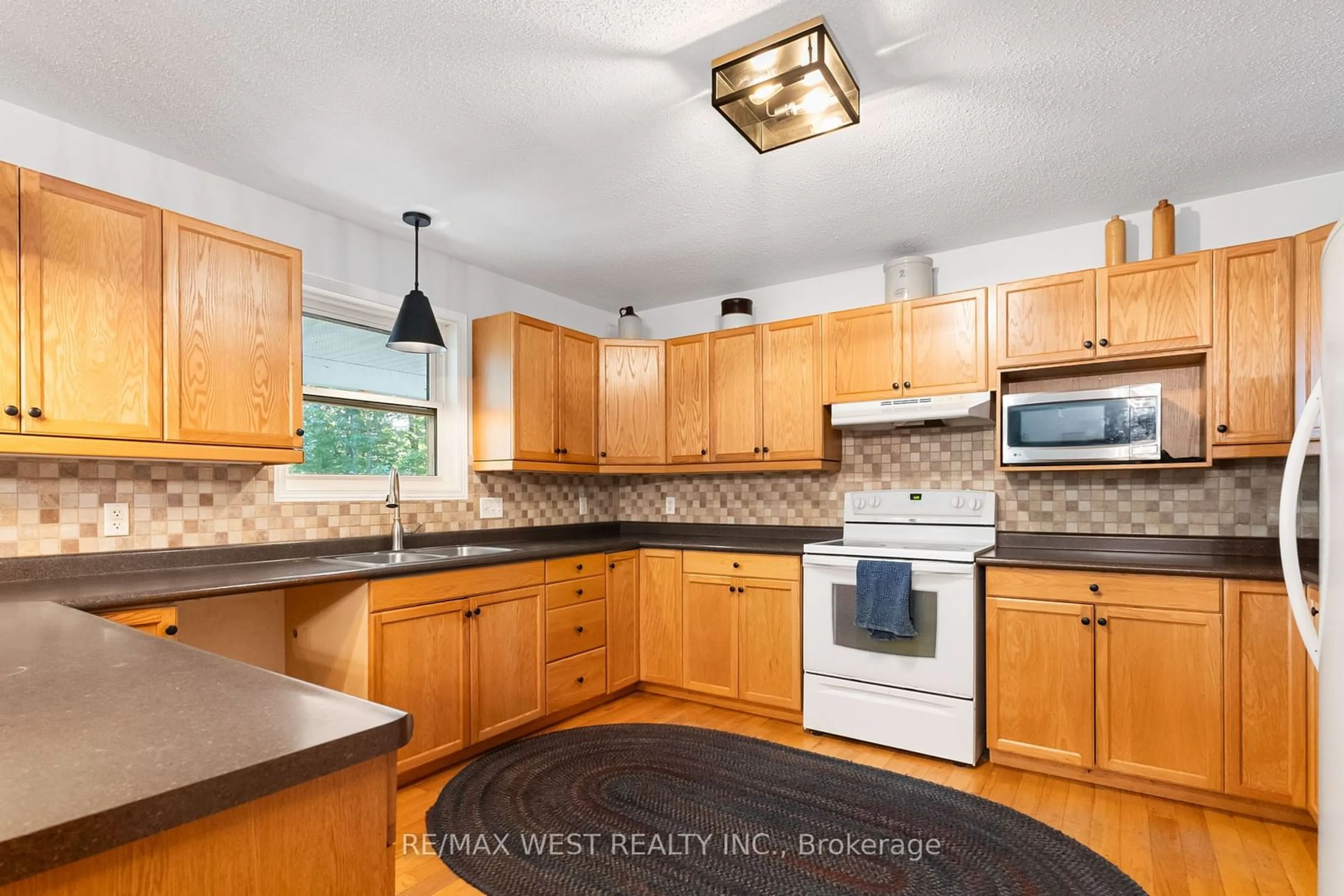 Standard kitchen for 501 Golf Course Rd, Chisholm Ontario P0H 1Z0