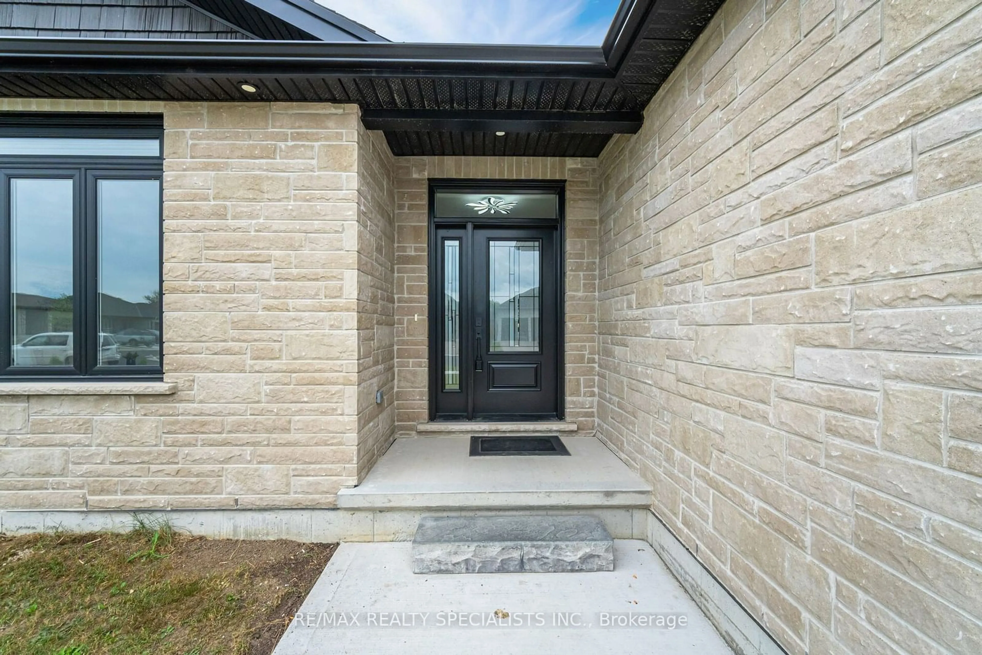 Indoor entryway for 1050 Kincaid St, North Perth Ontario N4W 0J8