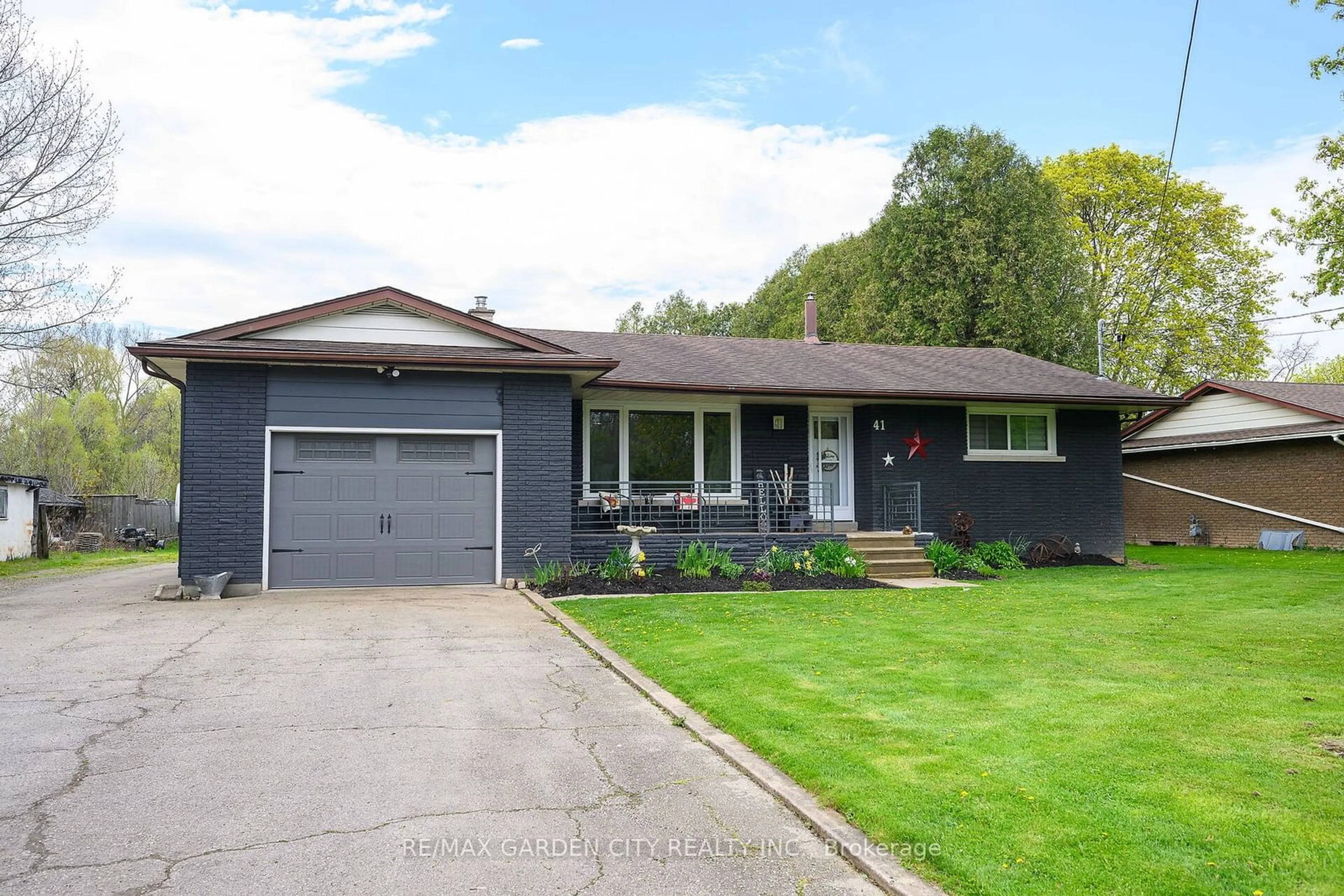 Frontside or backside of a home for 41 Foss Rd, Welland Ontario L3C 3H8