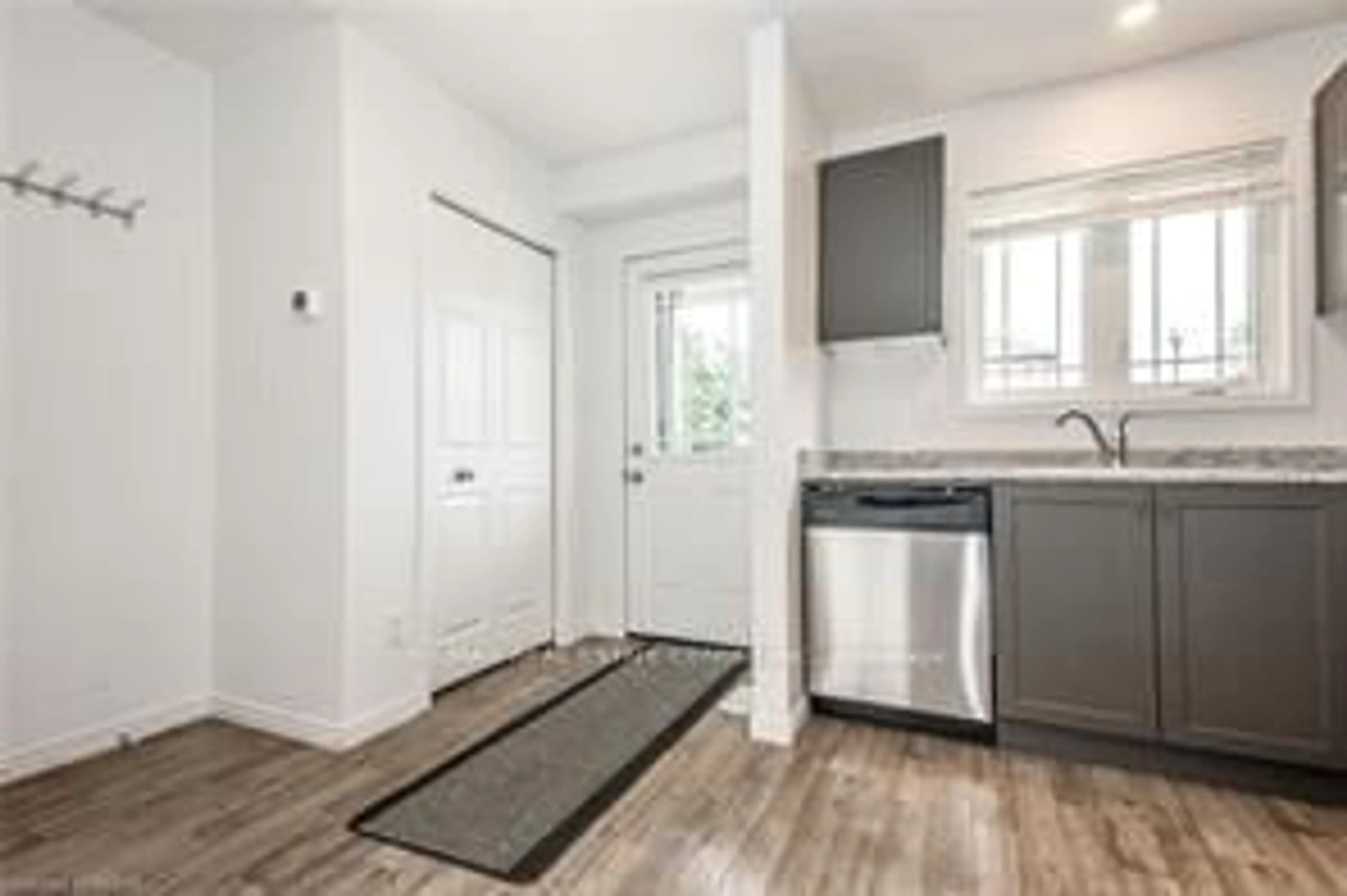 Standard kitchen for 350 Dundas St #52, Cambridge Ontario N1R 5S2