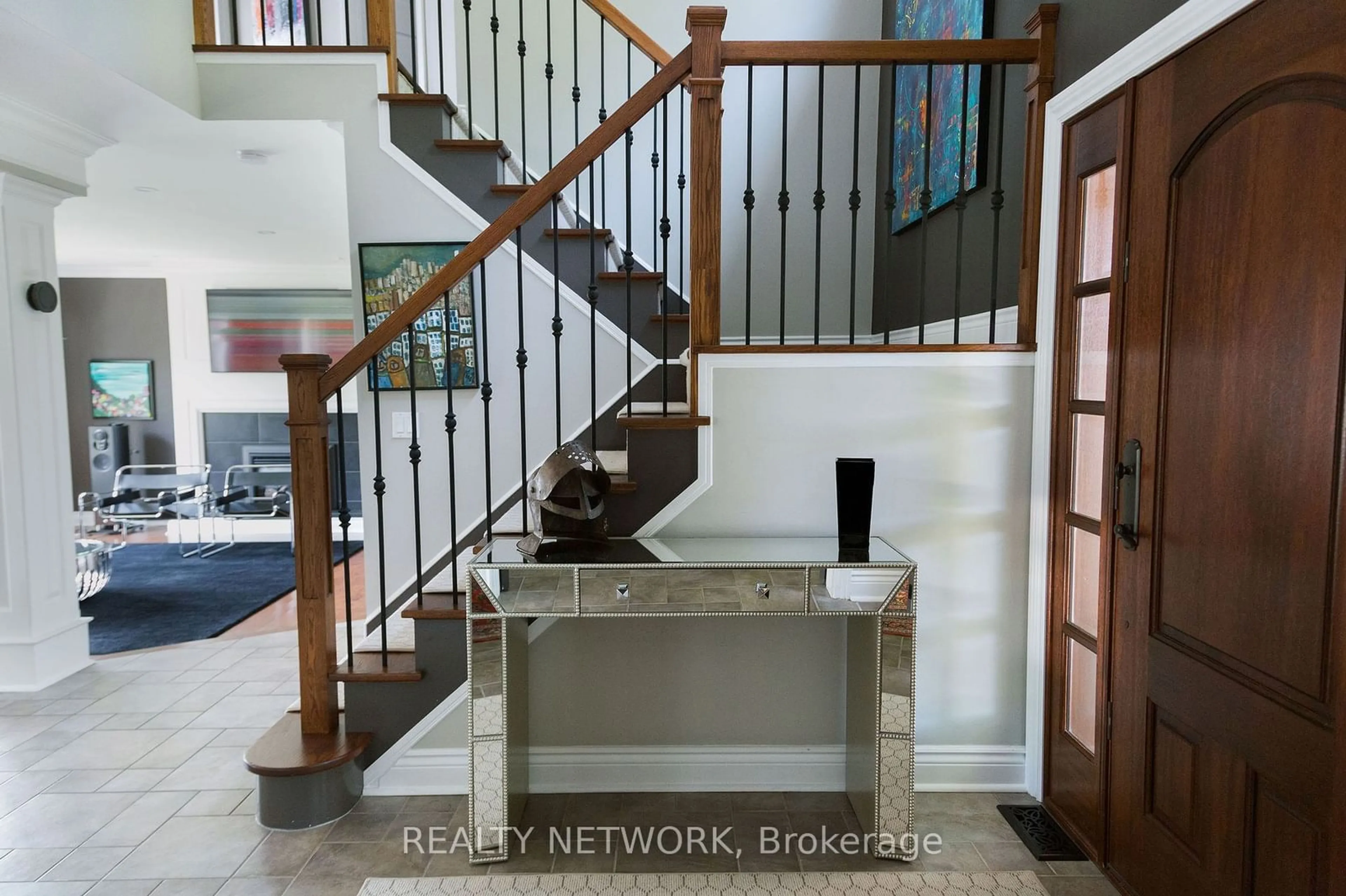 Indoor entryway for 12 Brucehill Crt, St. Catharines Ontario L2W 1A9