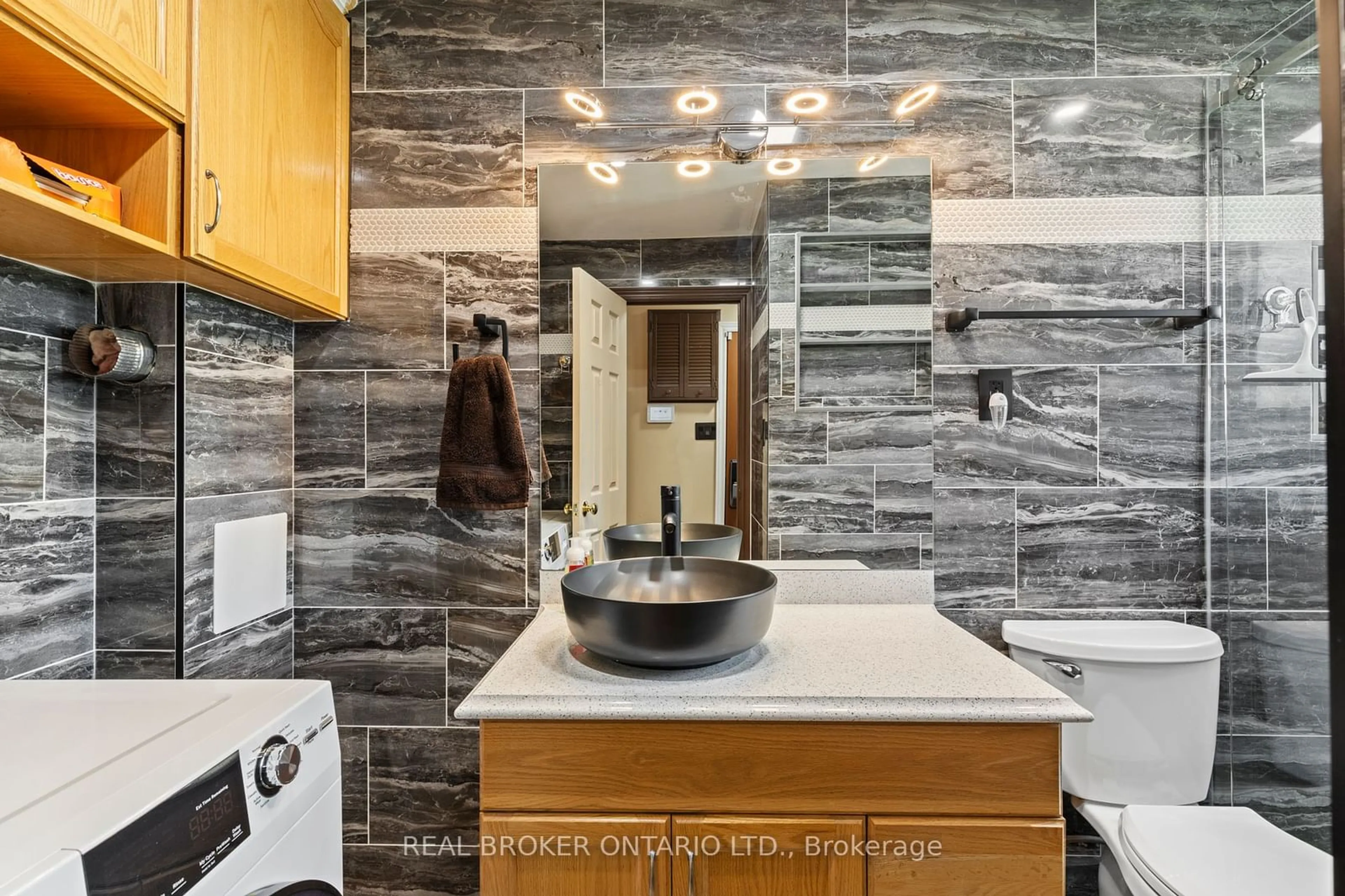 Contemporary bathroom for 109 Haldimand Rd #17, Haldimand Ontario N1A 2W4