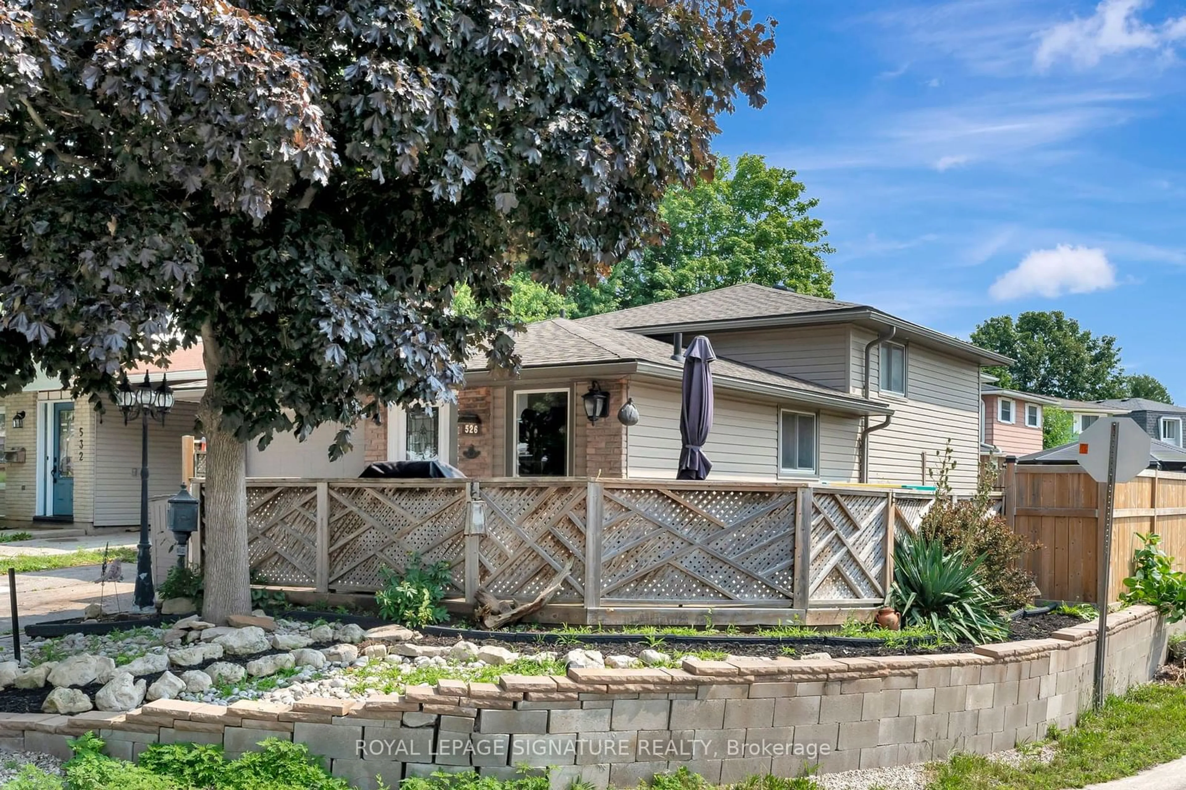 Frontside or backside of a home for 526 Pinetree Cres, Cambridge Ontario N3H 4Z3