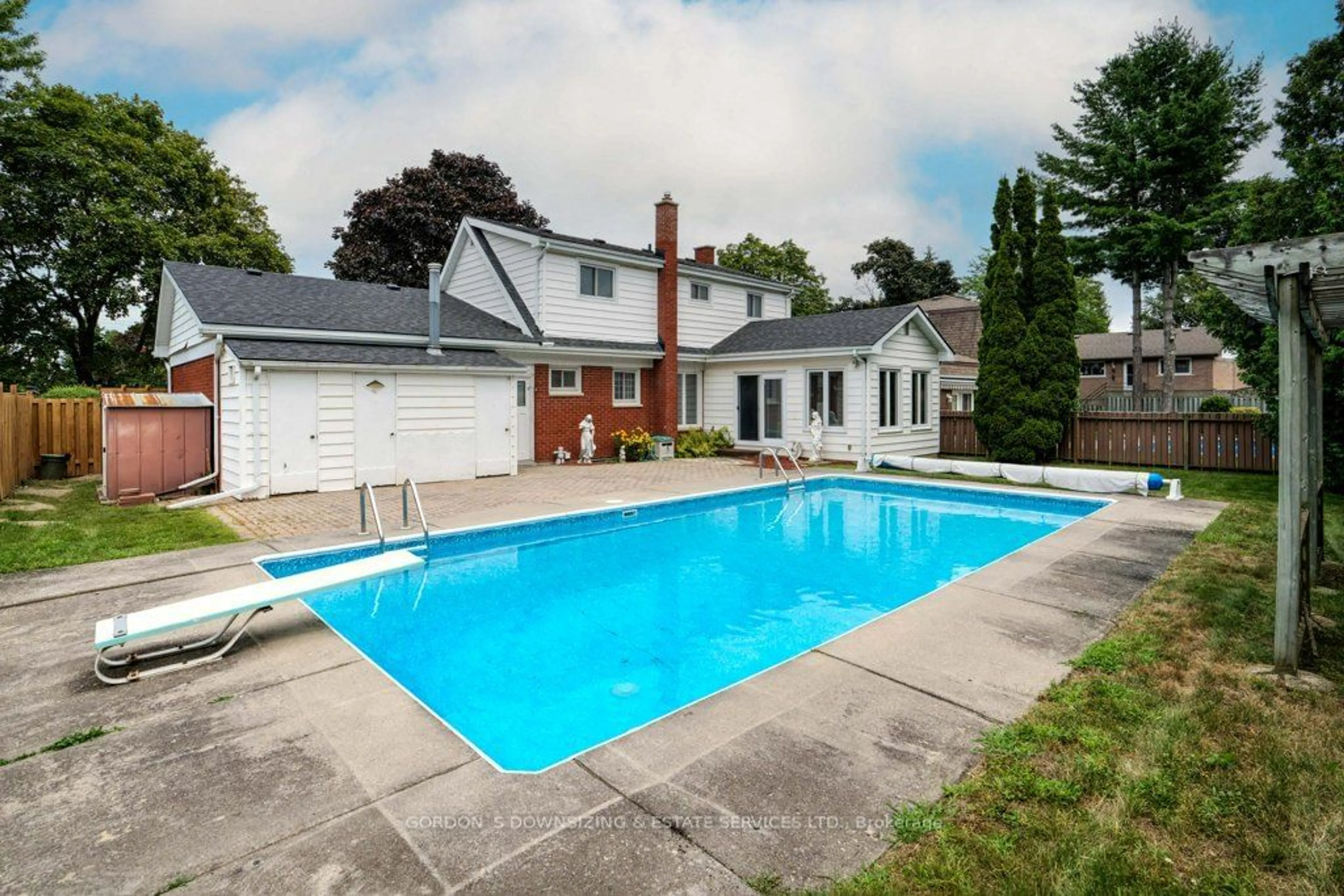 Indoor or outdoor pool for 61 Edgehill Rd, Belleville Ontario K8N 2K9