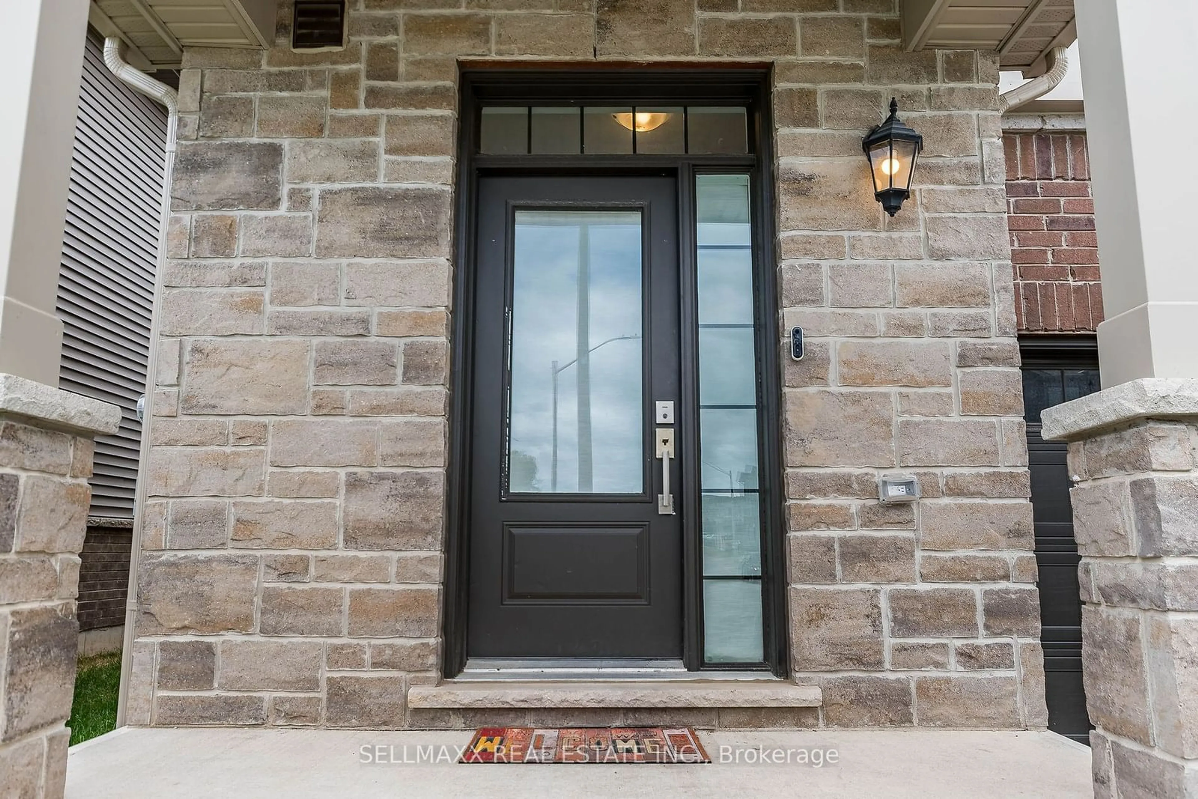 Indoor entryway for 17 Hollywood Crt, Cambridge Ontario N1R 8J8