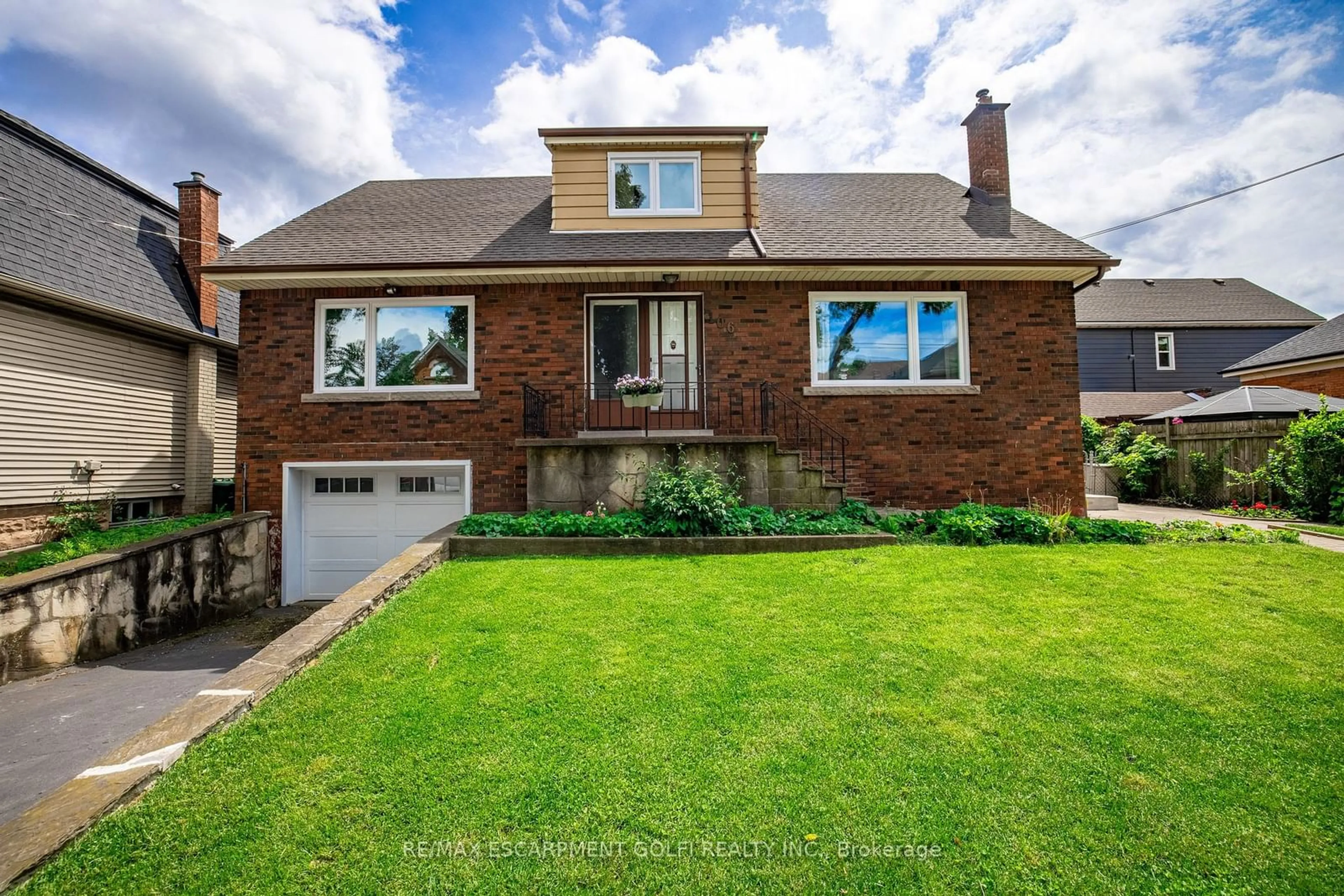 Frontside or backside of a home for 106 Simcoe St, Hamilton Ontario L8L 3N5